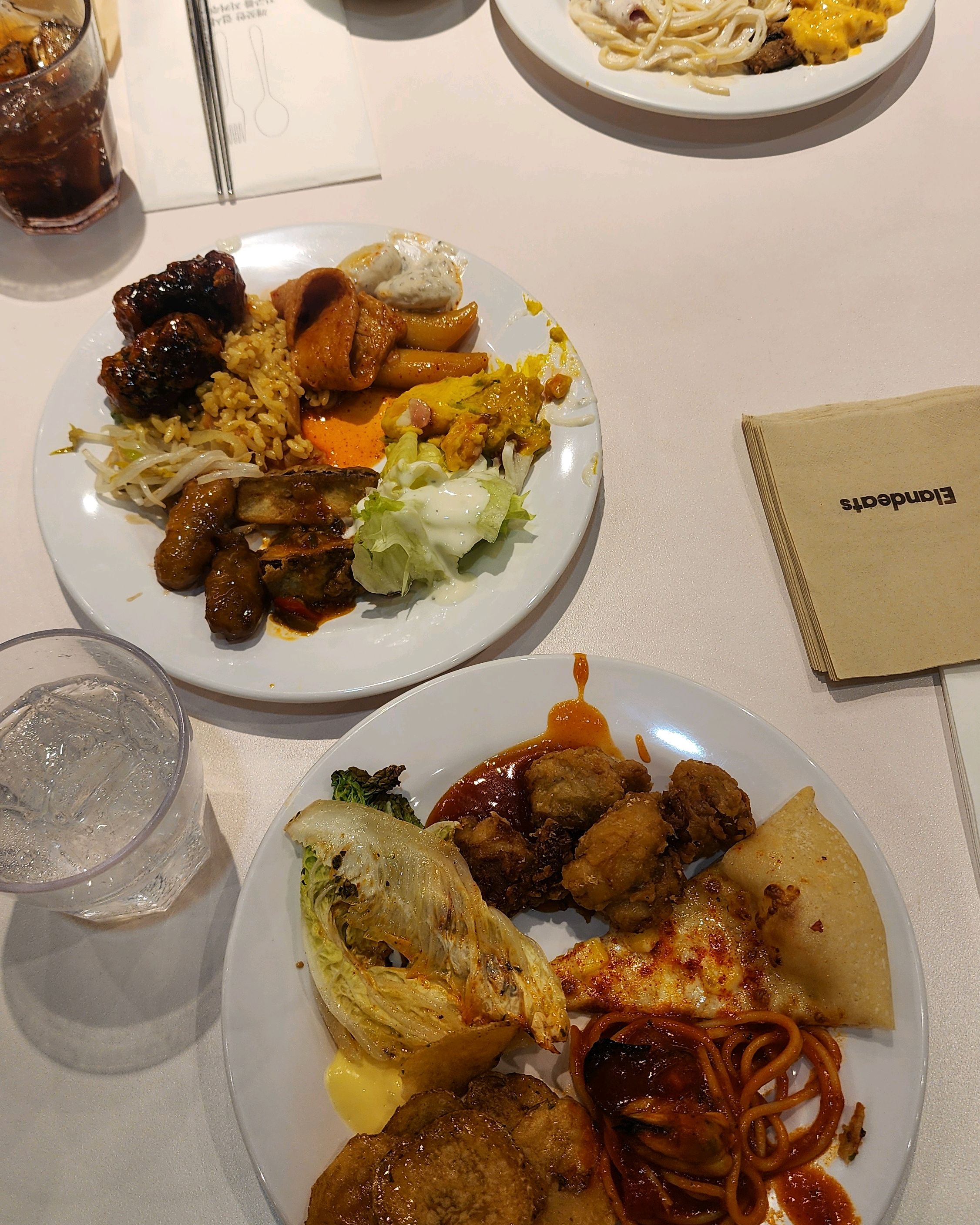 종류도 많고 맛도 좋은데 음식이 조금만 더 따뜻하면 좋겠어요 특히 떡볶이라던가 홍합탕같은.
