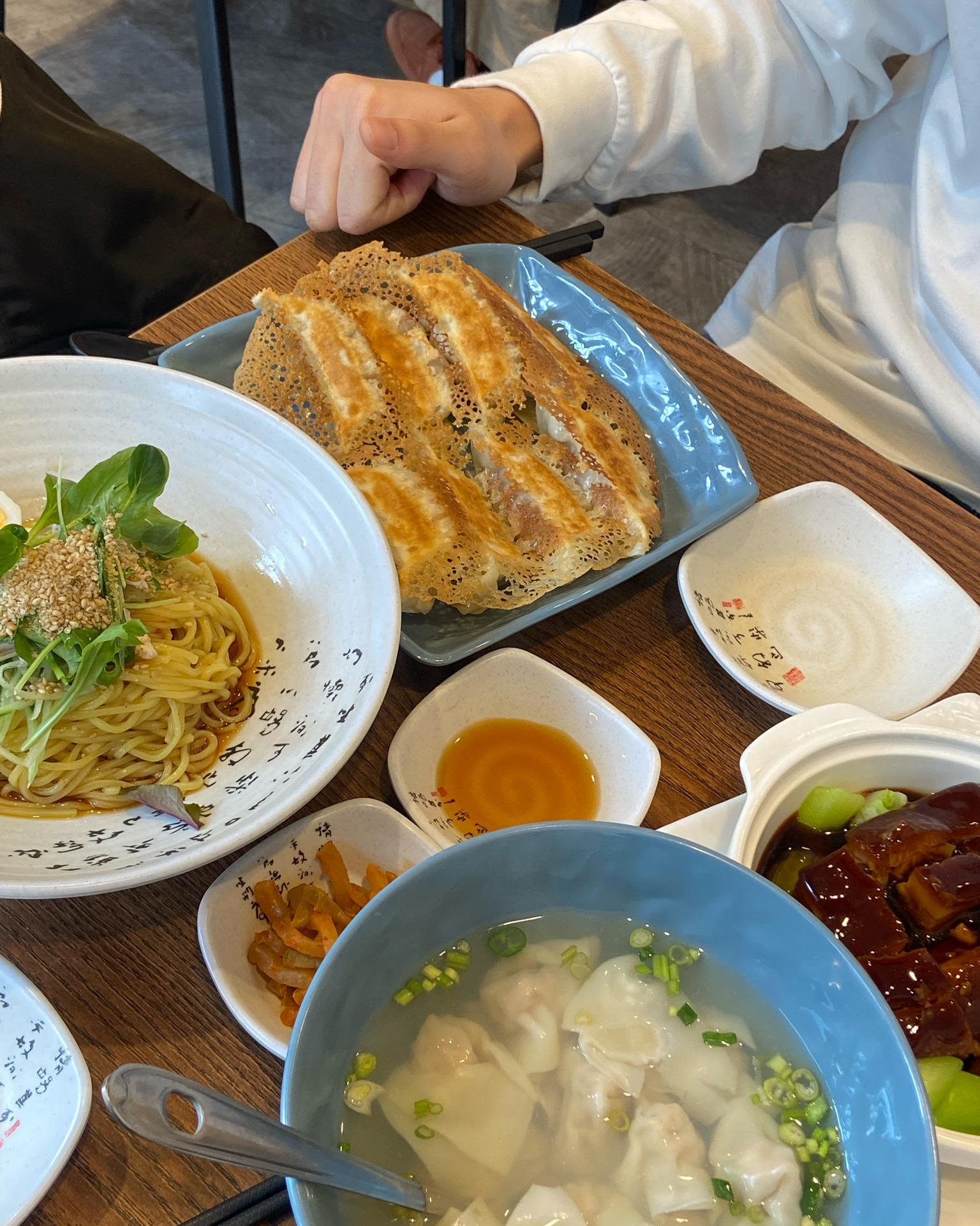 교자 넘 맛잇고 육즙 미쳣당 량빤면이랑 넘잘어울리고 마히뜸!!!!! 동파육도 부드럽구 훈둔