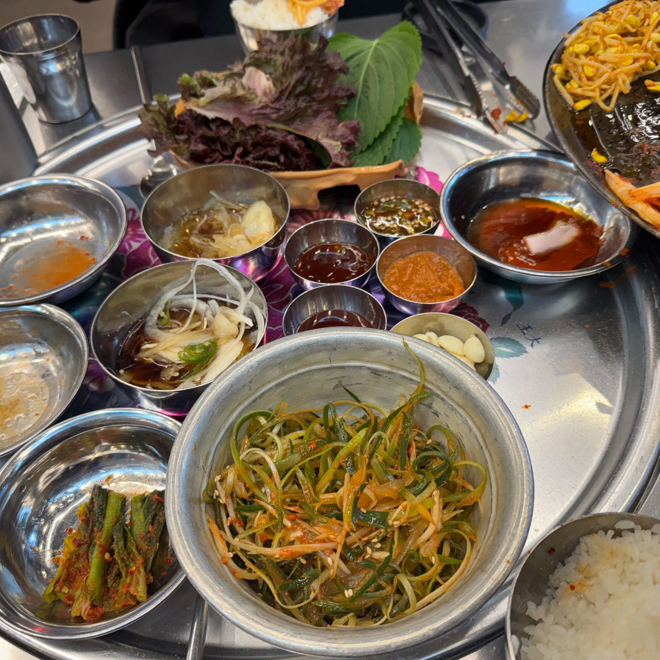삼겹 목살 둘다 너무 맛있어요! 직원분이 직접 구워주셔서 너무 편합니다. 소스도 다양하고