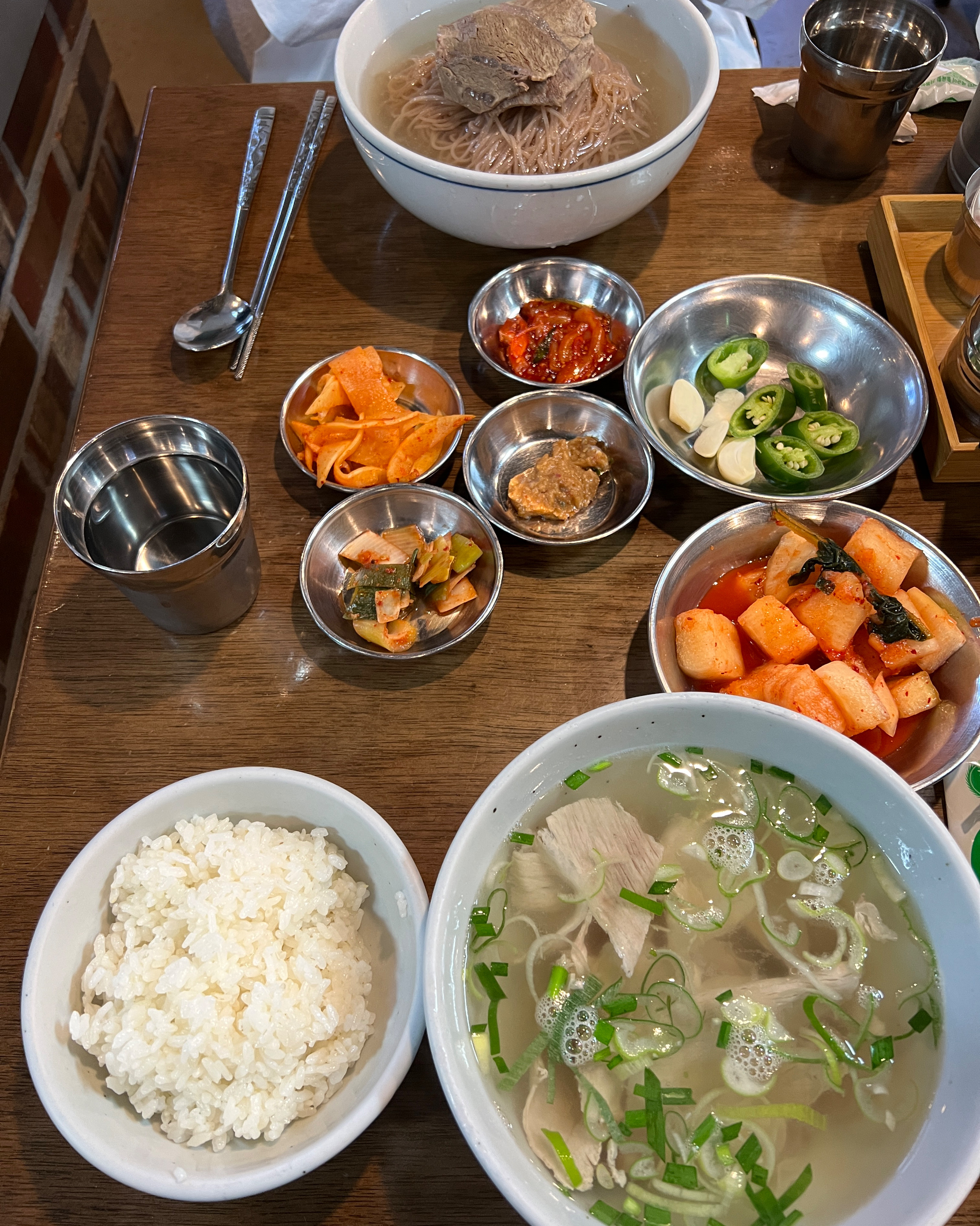 깔끔한 식사로 만족스러웠습니다. 대신 평일 점심 대기는 어쩔 수 없네요. 기다리고 먹을 정