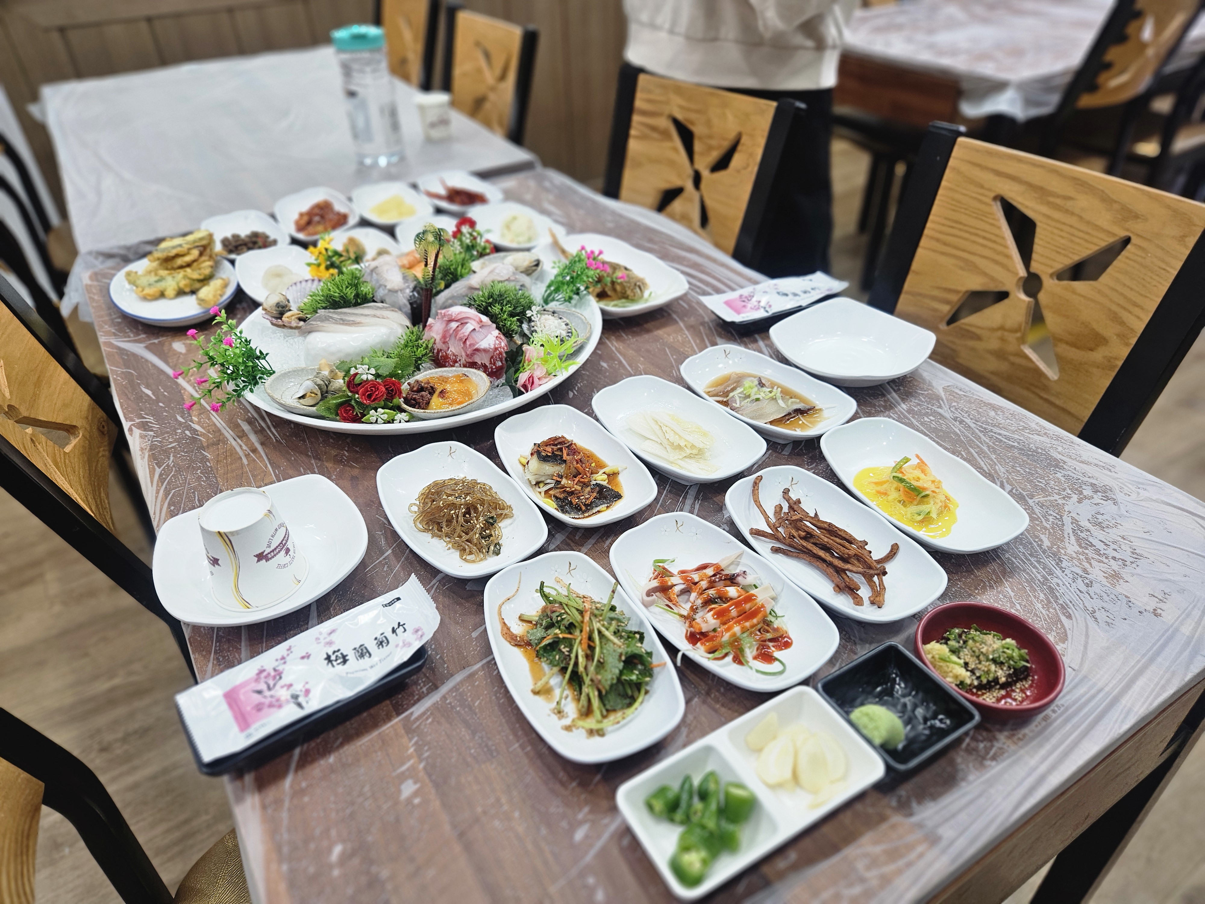 사진에 다 안담길 정도로 정말 많이 나와요!! - 삼척항 맛집 대게왕국