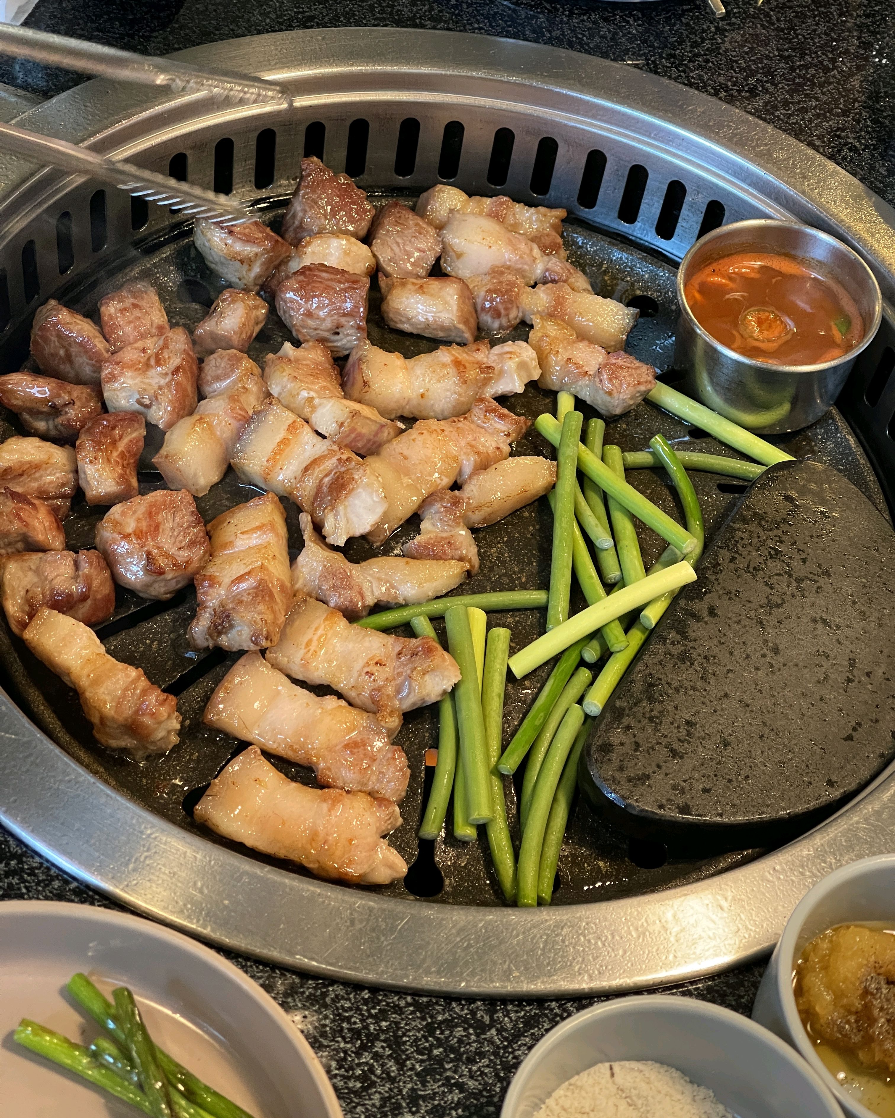 고기도 직접 구워주시고 맛있게 잘먹었어용~!!💛 - 제주 맛집 오직흑돼지 제주공항본점