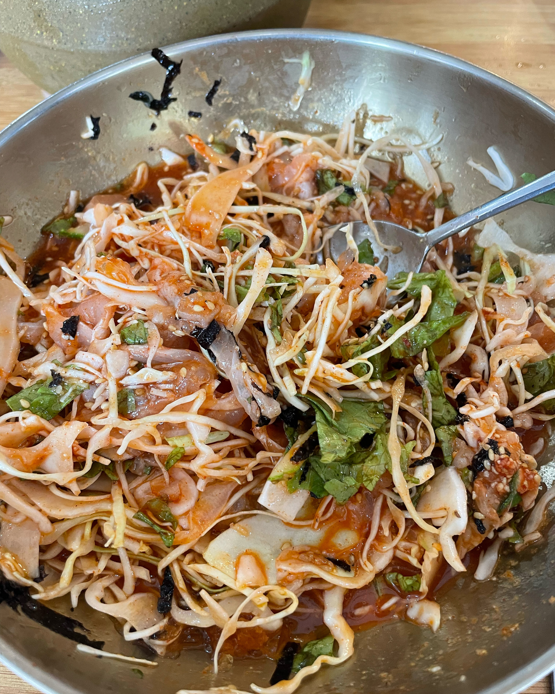 회사 근처에 이런 식당이 있어서 아주 좋습니다. 해삼, 멍게가 들어간 해산물물회도 맛있고,