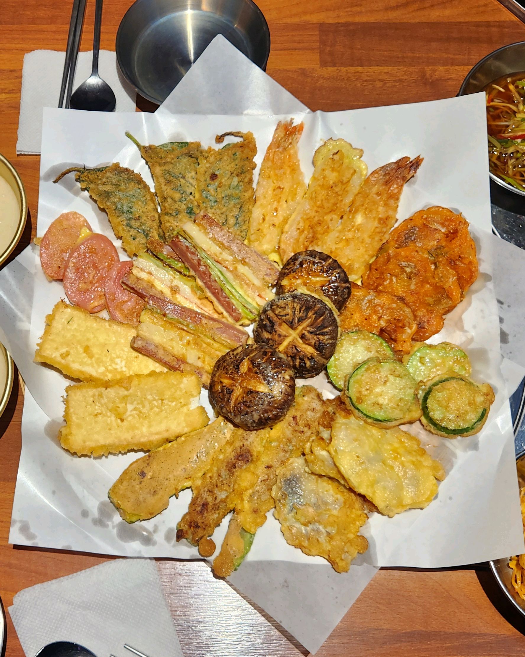 모듬전 구성이 푸짐해요. - 천호동 맛집 천호전집