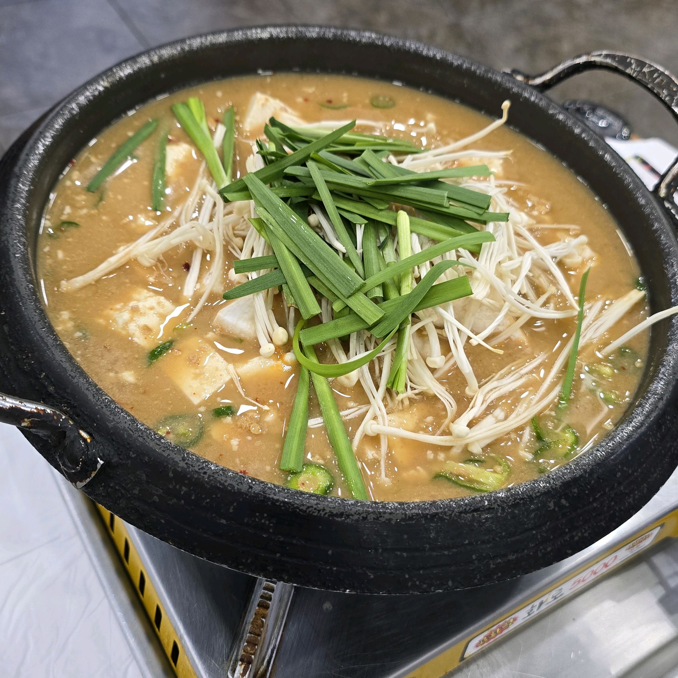 청국장이 맛있어요. 반찬도 잘 나와서 종종 방문하는 곳이에요. 오늘은 가자미가 유난히 통통