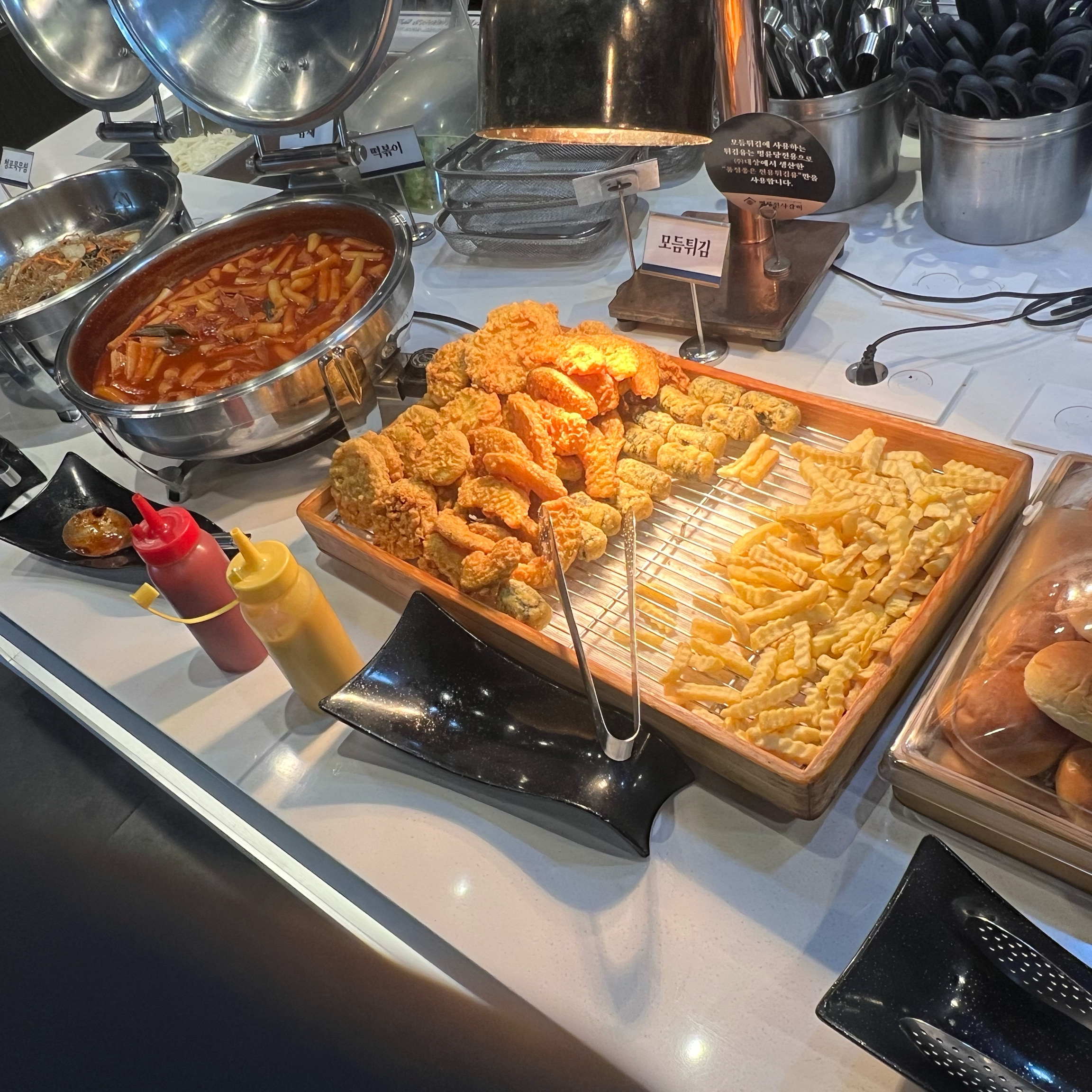 직원분들도 친절하시구 갖가지 음식들이 많아 - 동묘 맛집 명륜진사갈비 서울동묘점