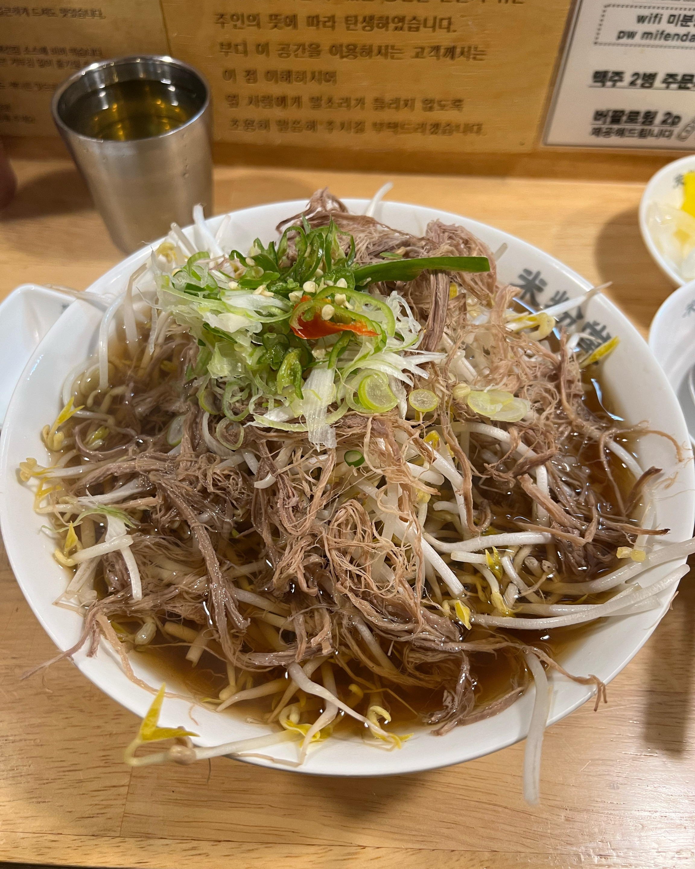맛있고 좋은데 매장분위기가 참 조용해요..! 그리고 고기 소분하시다 자리 세팅해주셨는지 물