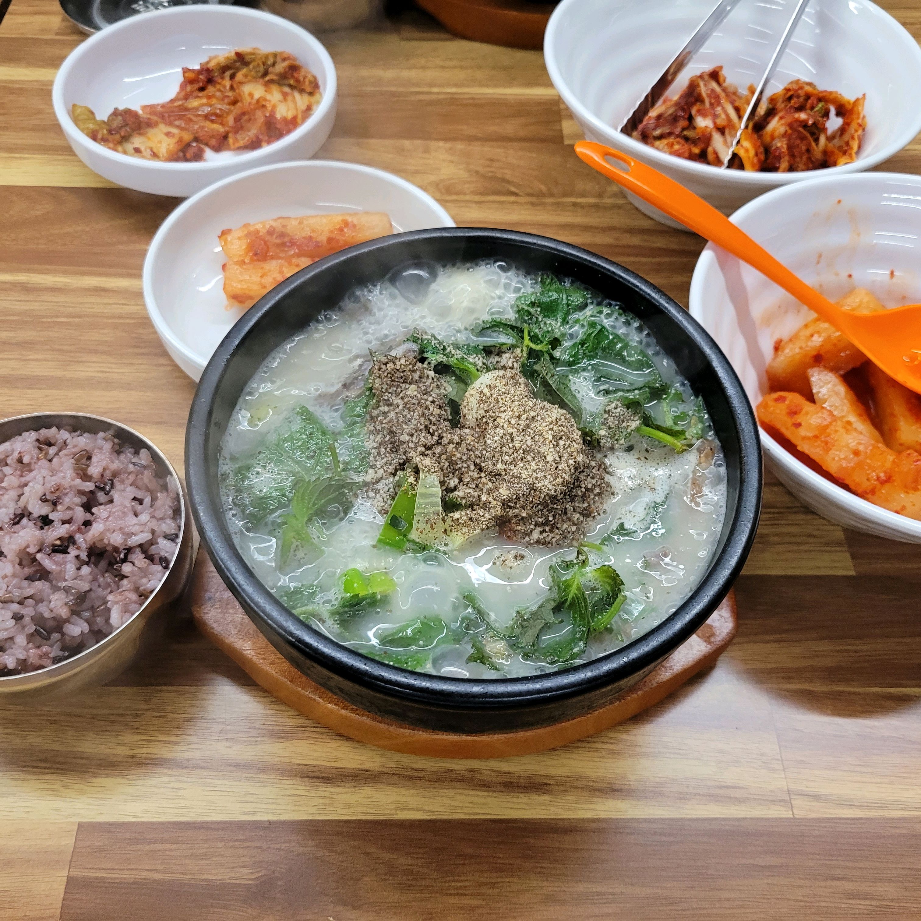 우선 김치부터가 끝내줘요! 아삭아삭하고 중독성 있어요! - 망원동 맛집 순대일번지 망원본점