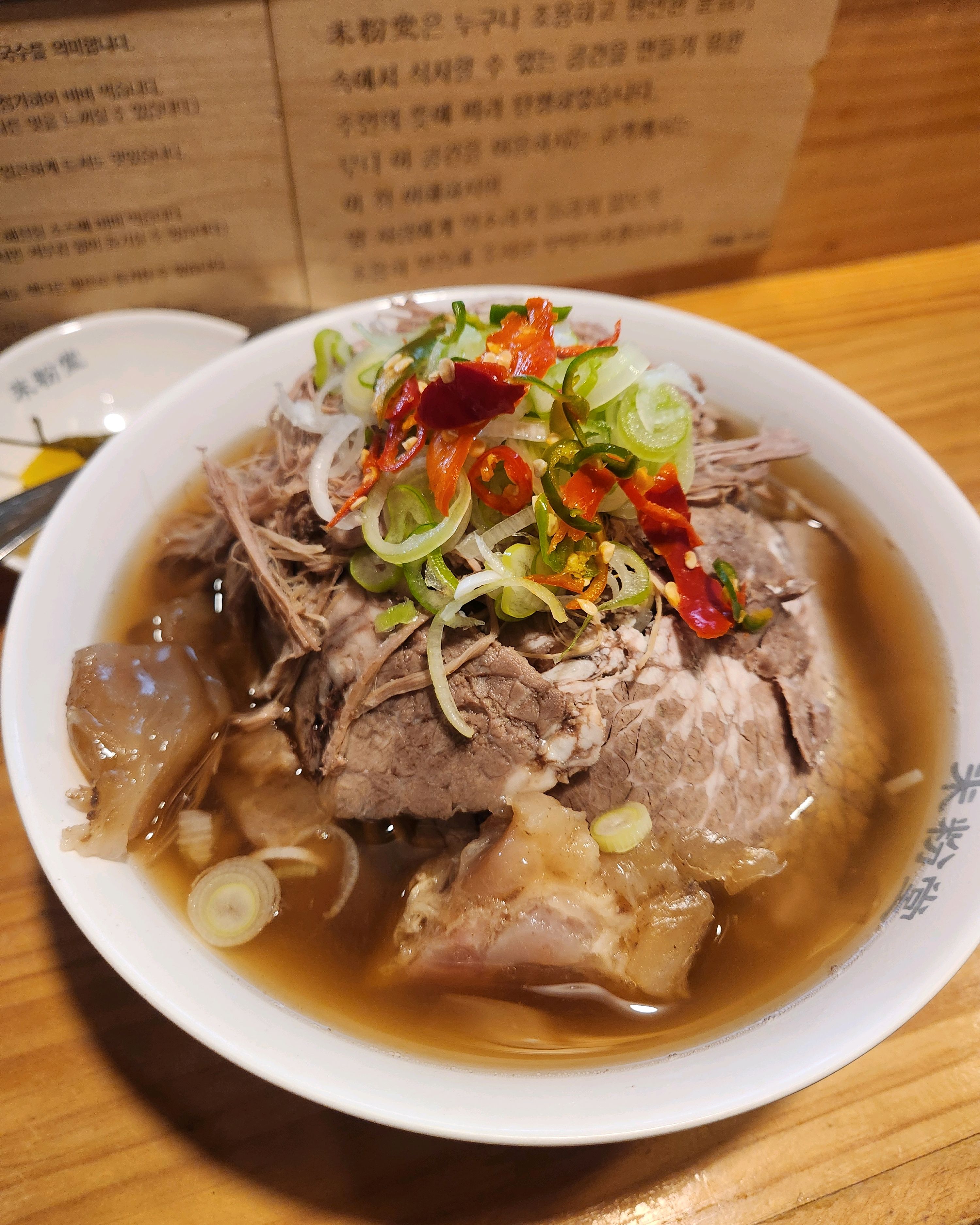양도 완전 푸짐하고 고기가 보들보들 너무 맛있어요!! 조용하게 혼밥하기 좋은 곳입니다 : 