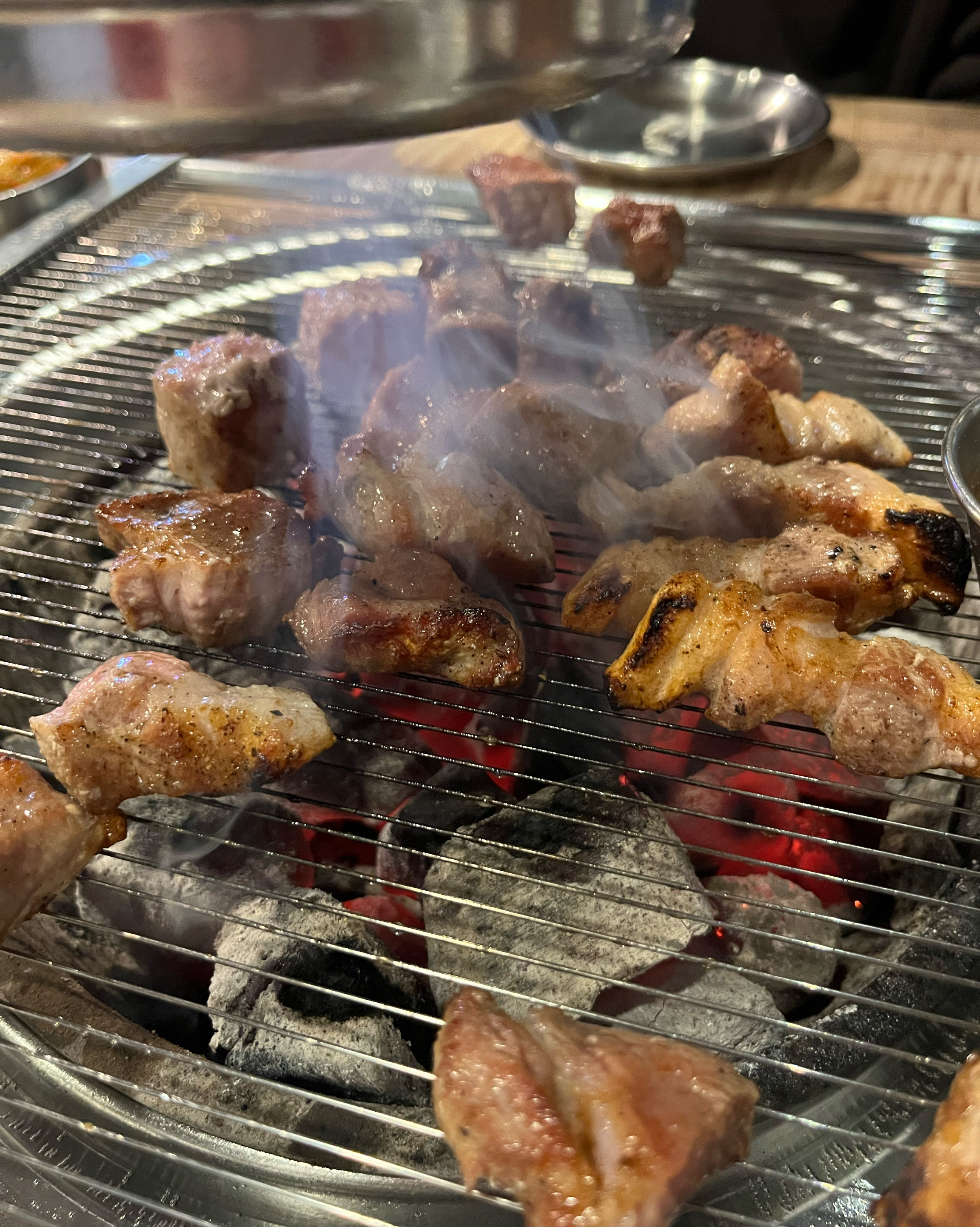 처음와봤는데 고기 질도 좋고 너무 맛있어요 ㅎㅎ재방문의사있습니다! 고기 구워주시고 세상 맛