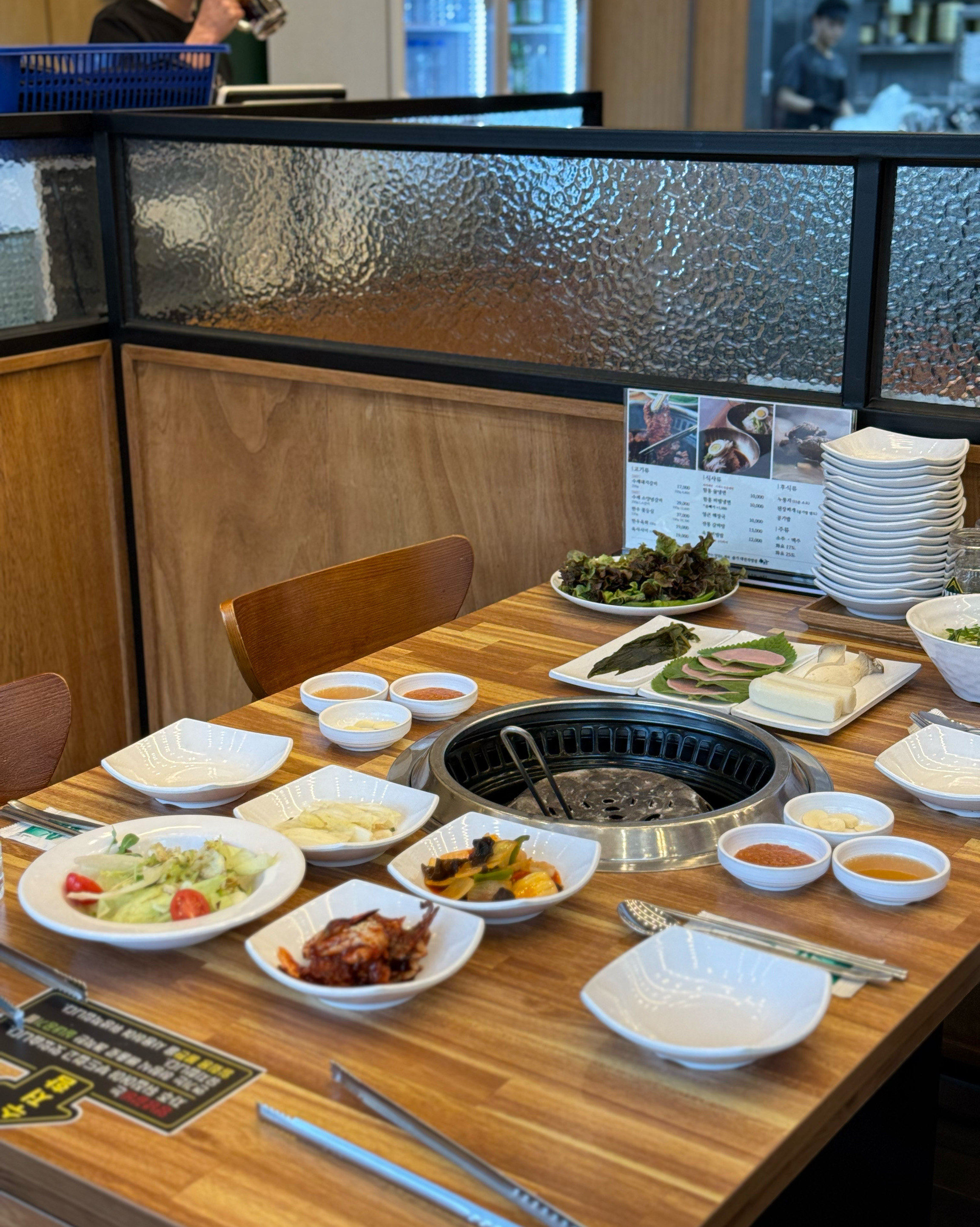 매장이 넓고 쾌적해요! 고기도 맛있고 반찬도 다 신선해서 좋았습니다. 룸도 커서 단체모임 