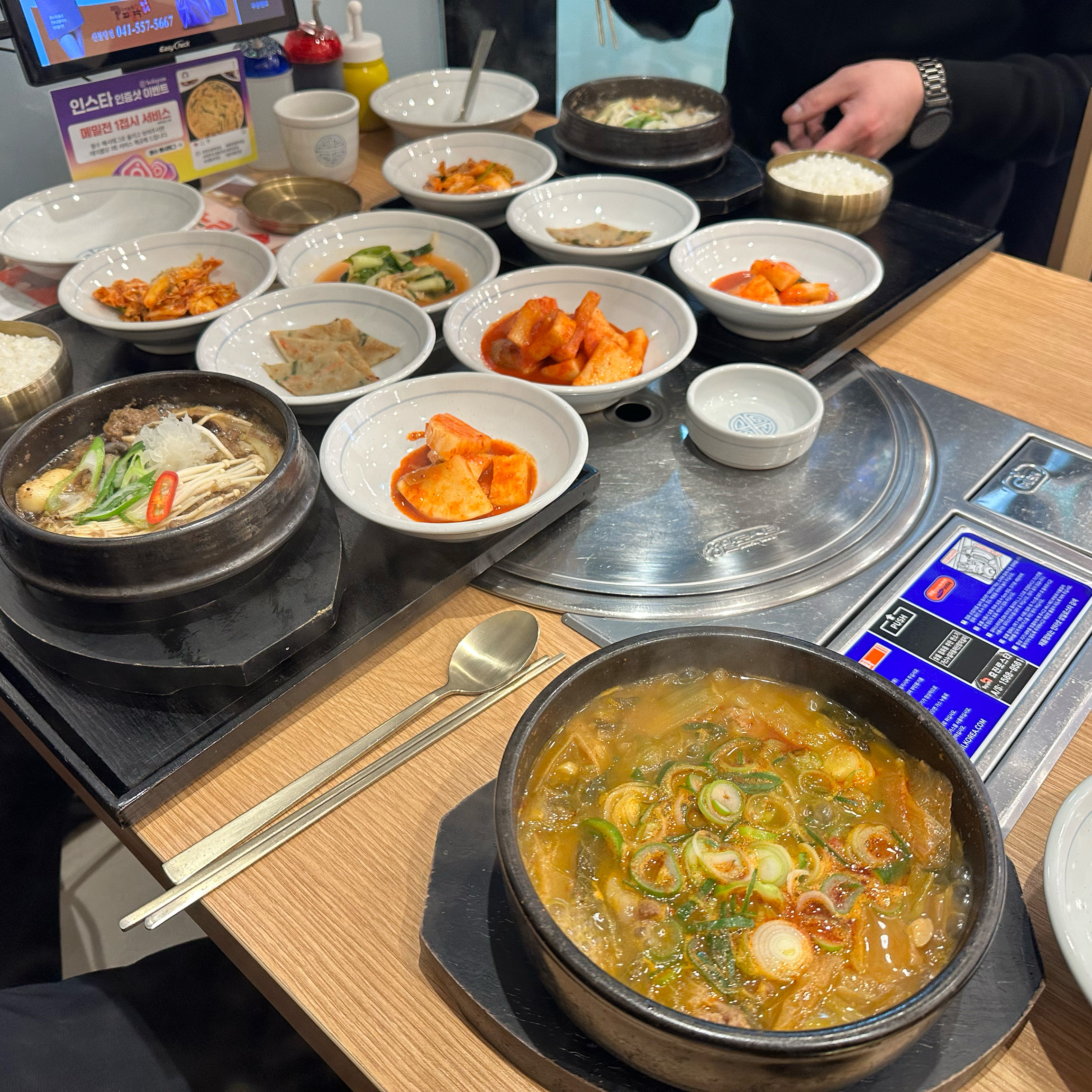 회사에서 단체로 점심식사하러 방문했습니다! 다양한 메뉴가 있어서 좋았고, 매장도 청결하고,