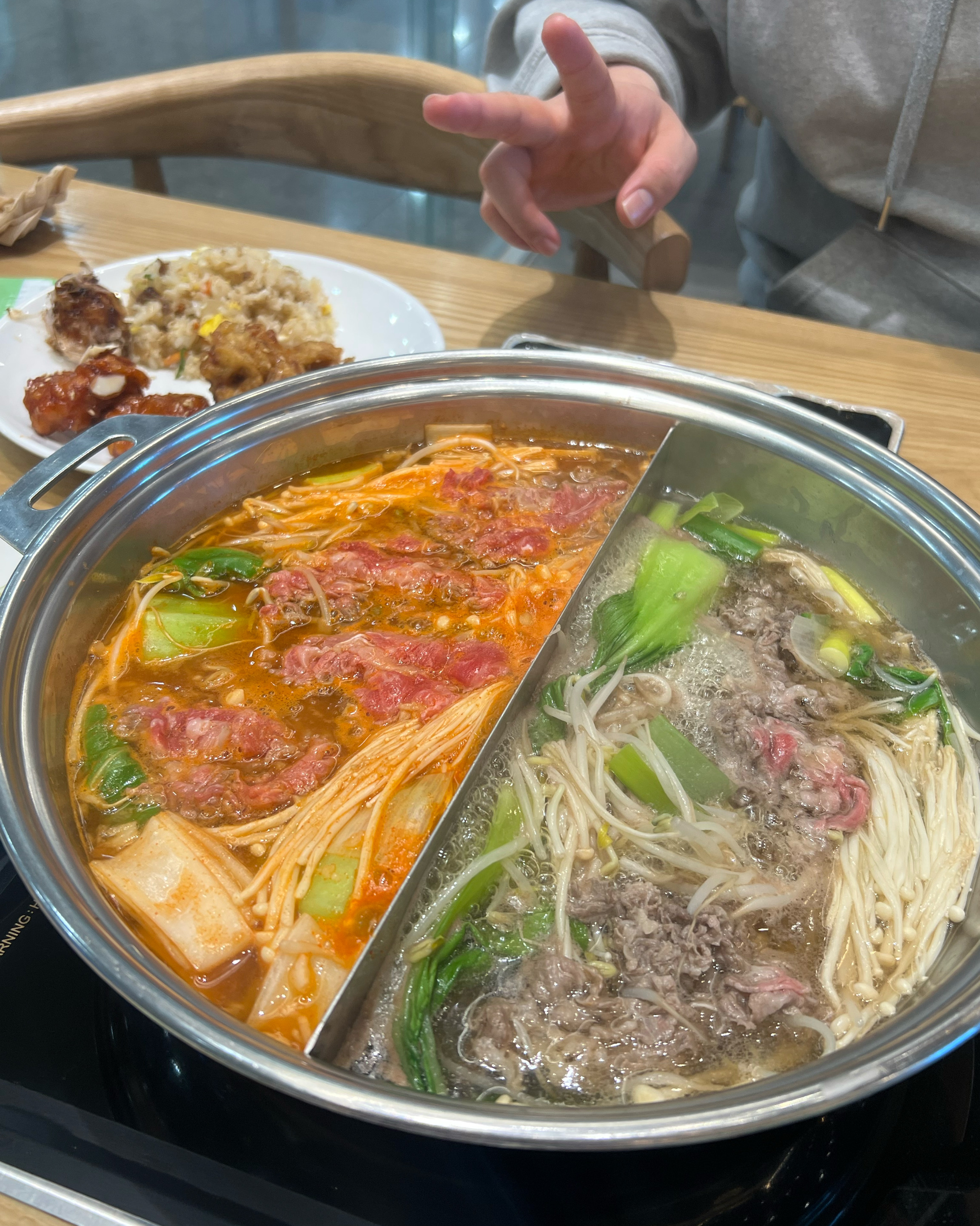 가게 직원들도 다들 친절하고 그릇 빨리 빨리 치워줘서 좋고 매장도 엄~청 넓고 샤브샤브