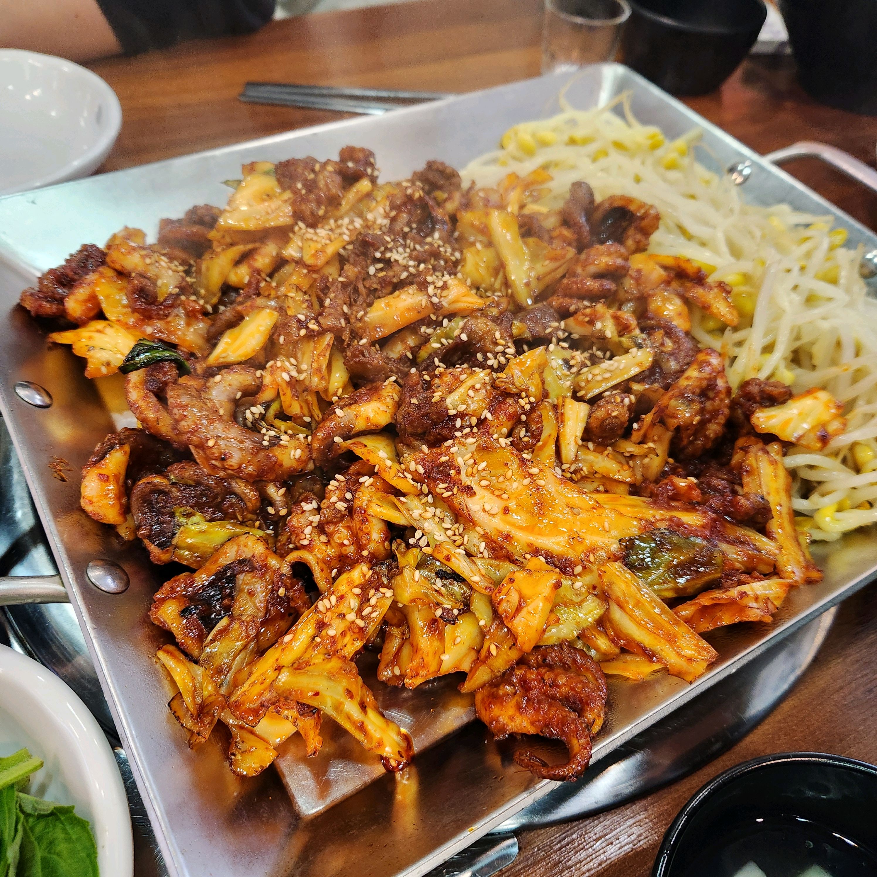 찍어먹을 소스가 없어서 별루 제육볶음 양념맛이네요 - 천호동 맛집 돗가비불쭈꾸미 천호로데오점