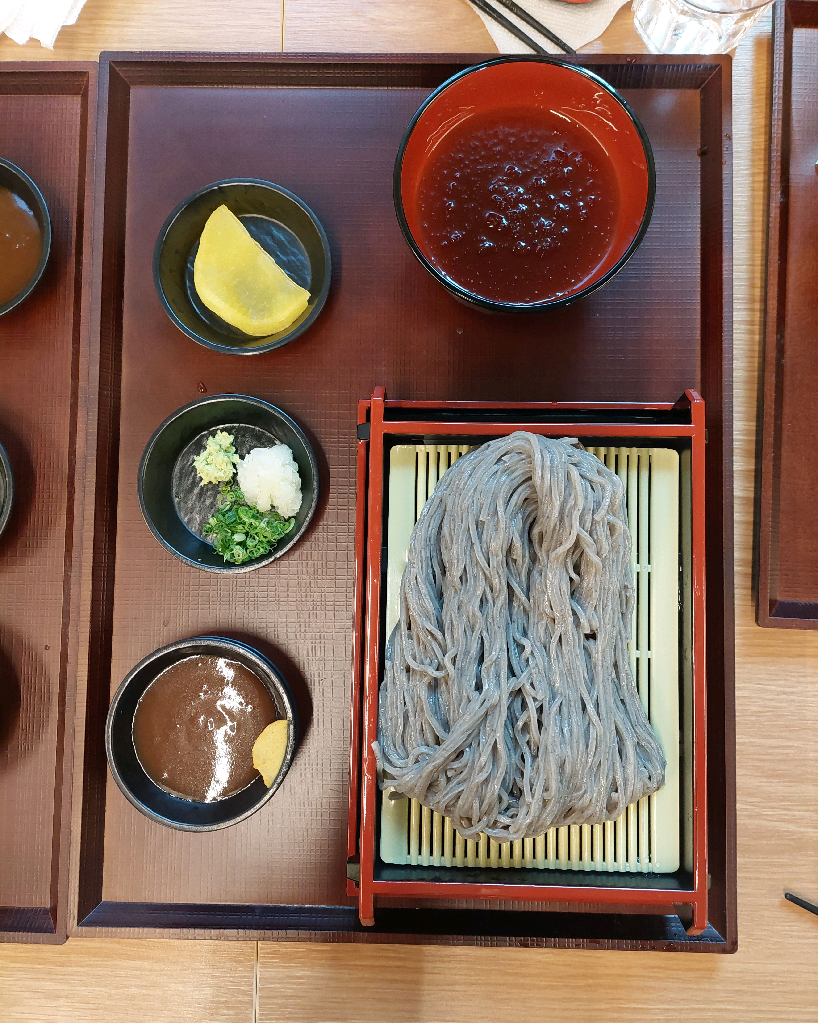 살얼음 띄워진 시원한 쯔유 국물에 찰진 메밀면을 살짝만 담가서 먹으면 시원짭잘한 맛이 일품