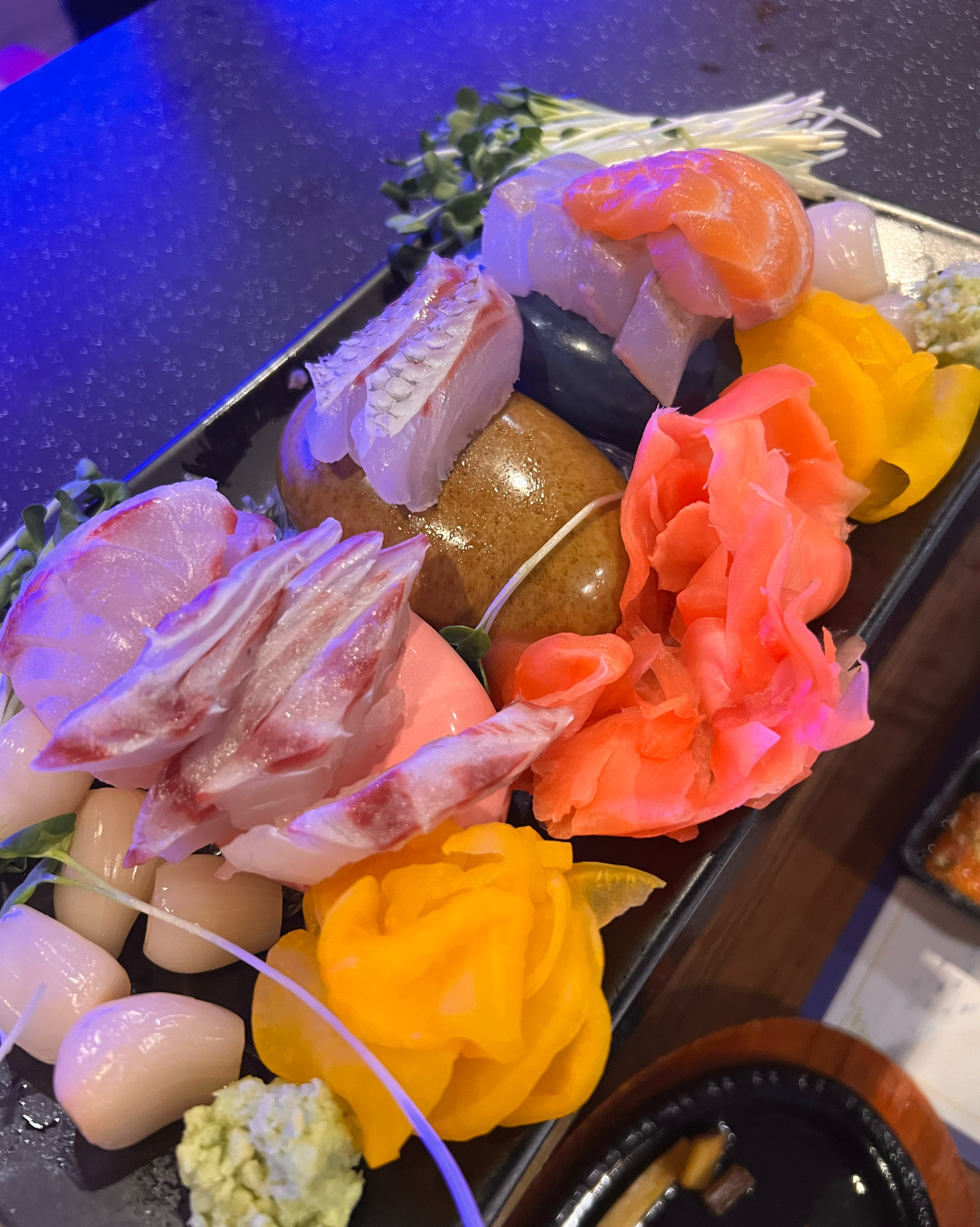 친구 모임으로 한번 와봤었는데 맛있게 잘 먹었어서 여자친구 데리고 또왔네요~ 맛있고 회가