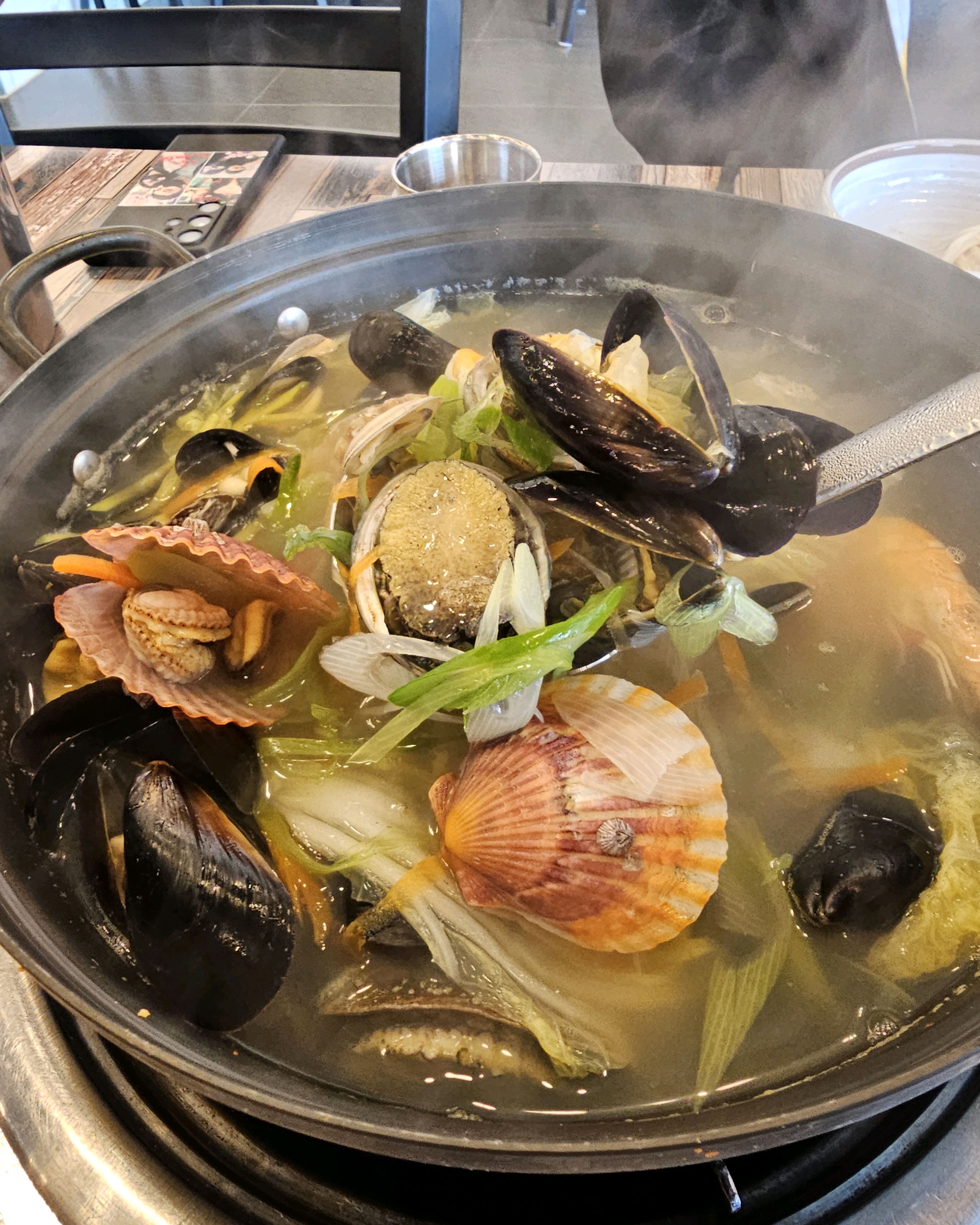 전복칼국수 신선한 전복과 해물이 가득한 칼국수 면이 따로나와 처음에는 시원하고 맑은 국물에