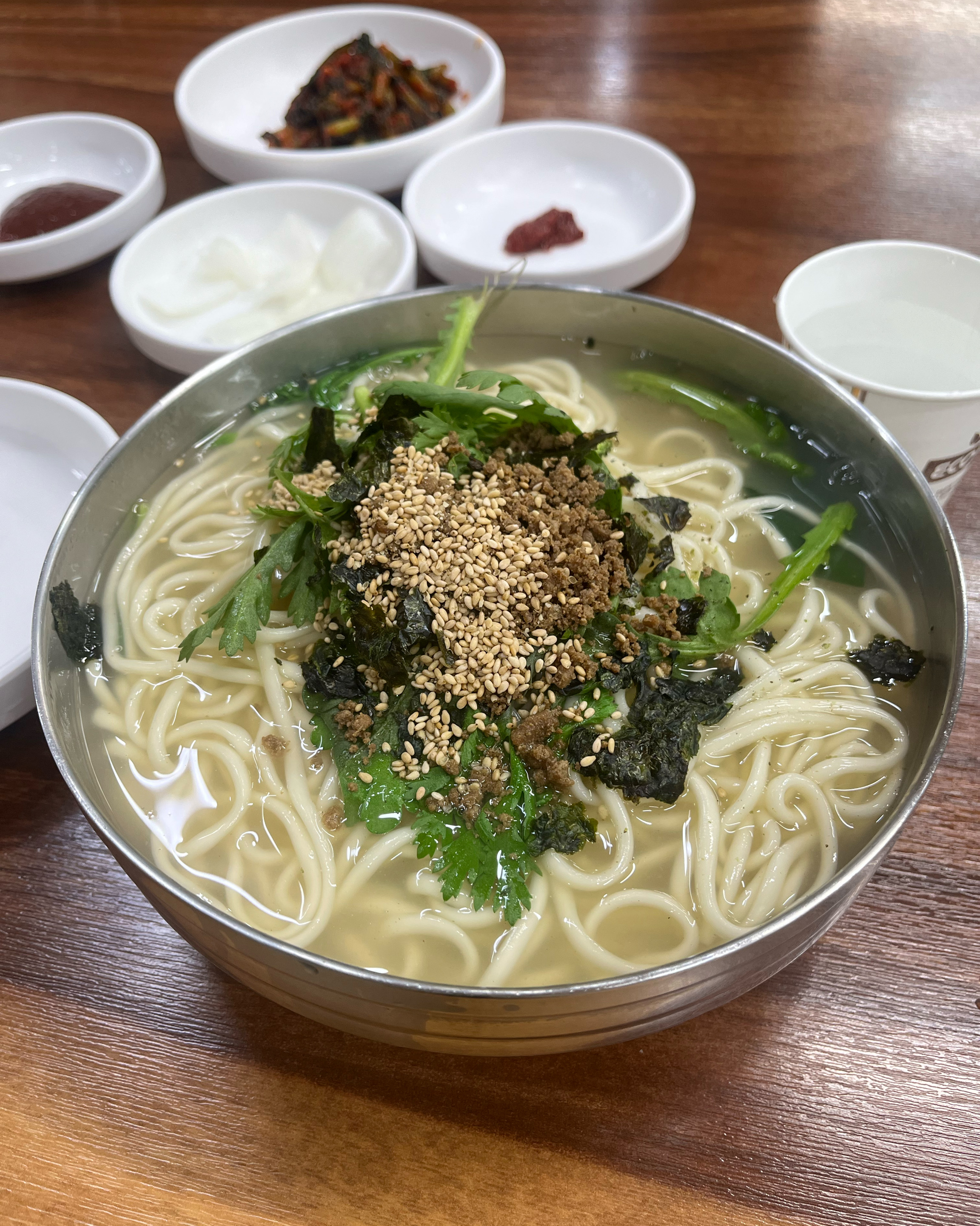 양이 지이인짜 많아요! 국물 깔끔하고 짭쪼름해요 홀도 넓어서 회전율도 빠릅니다 - 대전 맛집 대선칼국수 본점