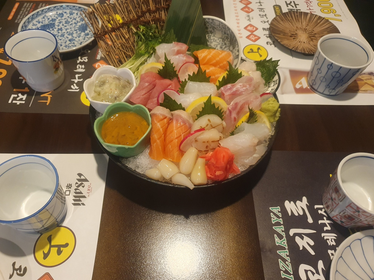 오랜만에 혼술하러 들렀는데 바 좌석 분위기 좋아서 술맛 제대로 났어요 모듬사시미가 너무 맛