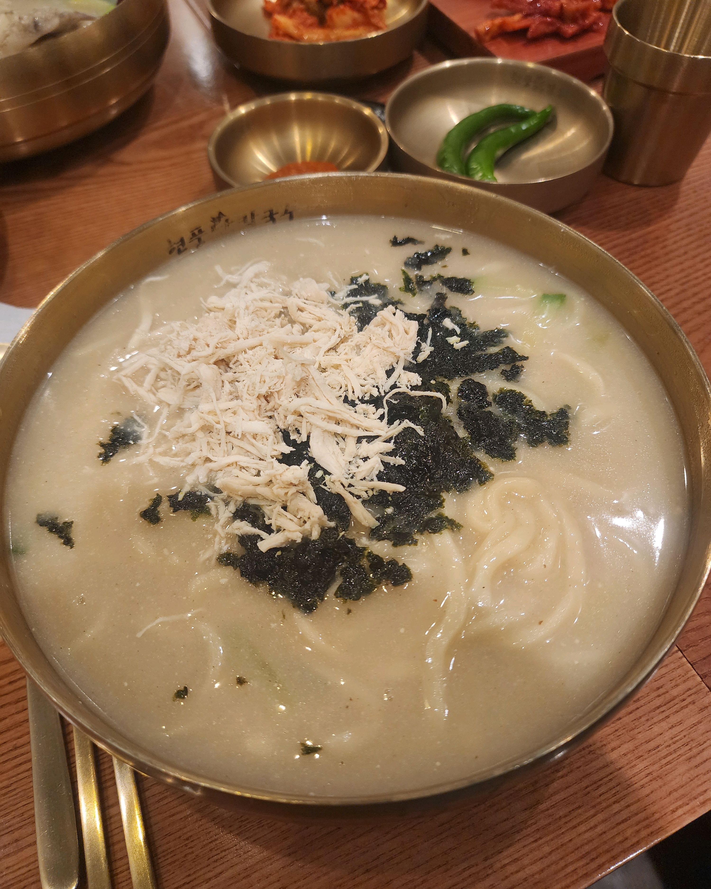 닭칼국수 양도 많고 국물도 걸쭉해서 먹기 좋아요~ - 부산역 맛집 현풍닭칼국수 부산역점