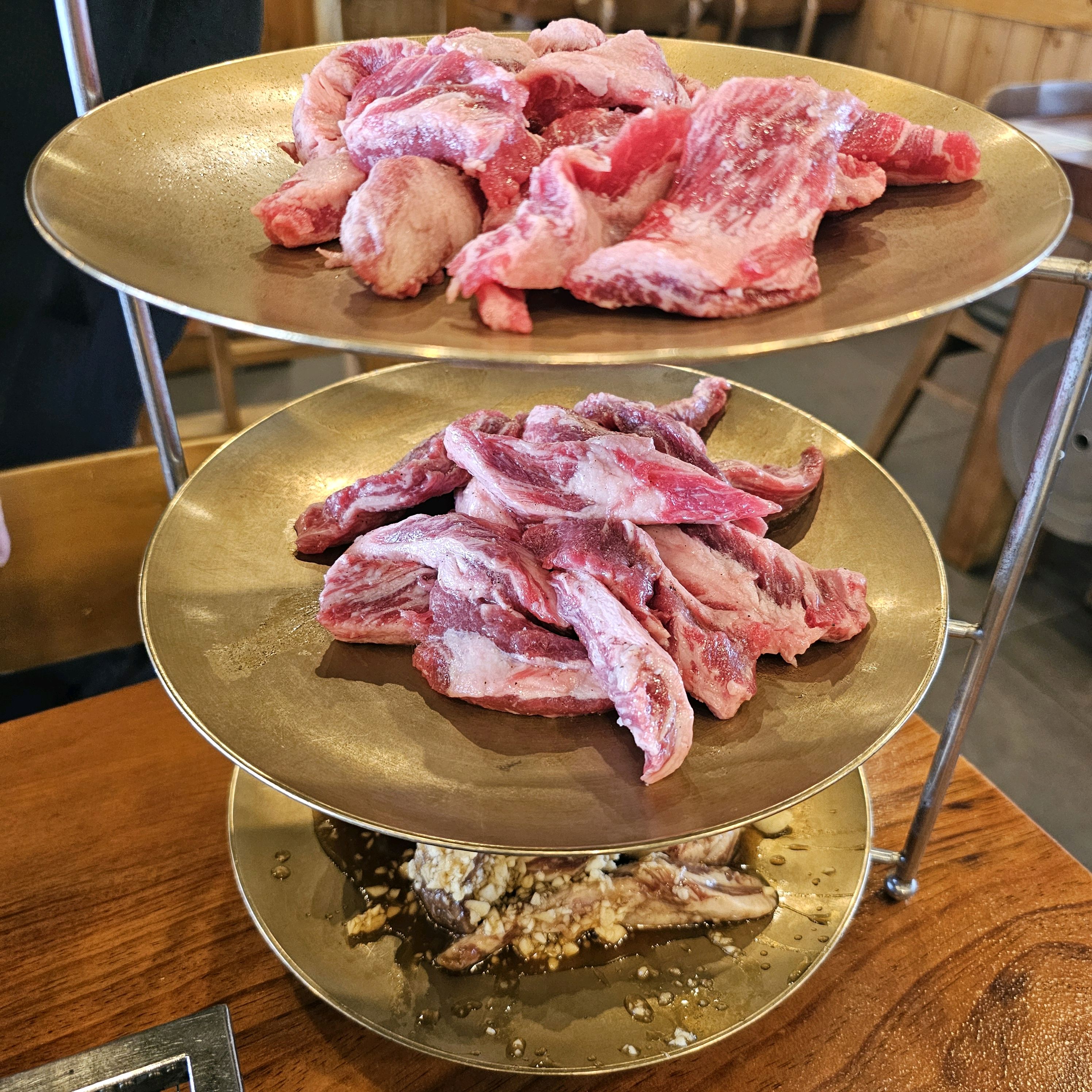 지인이 추천해서 왔다가 너무 좋아서 계속 오고 있어요. 고기도 맛있고 반찬도 다양하고 맛있