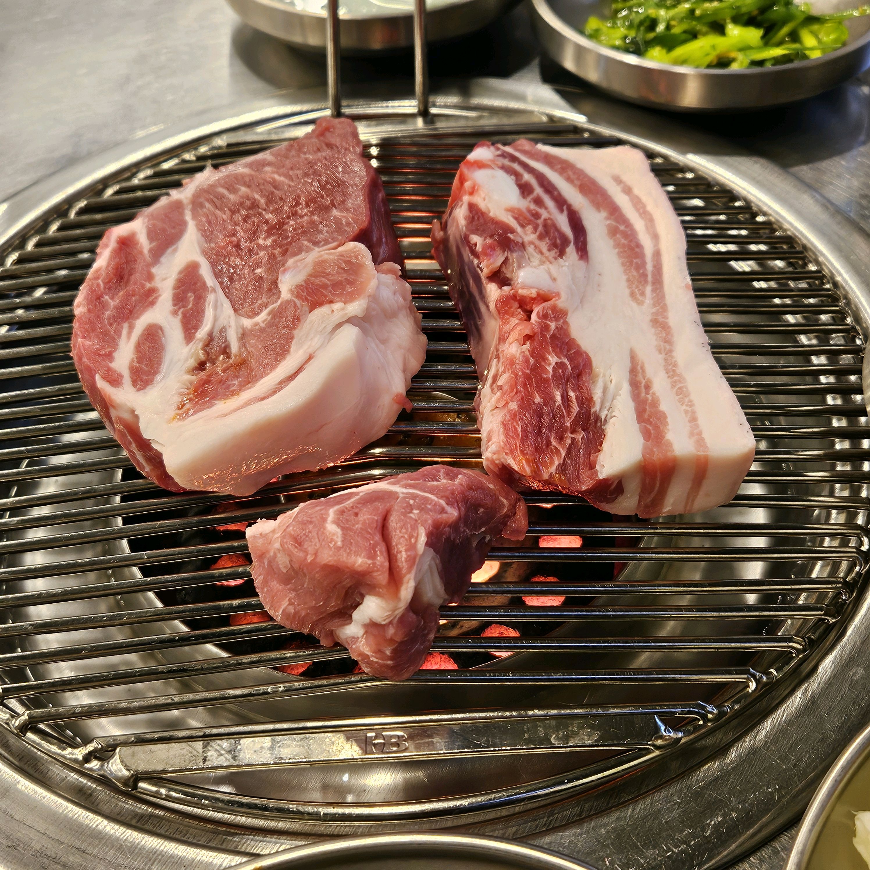 재재방문인데 고기 너무 맛있어요, 특히 고추장찌개 진짜 굿🫶🏻🫶🏻🫶🏻 - 천호동 맛집 돈사돈 강동직영점