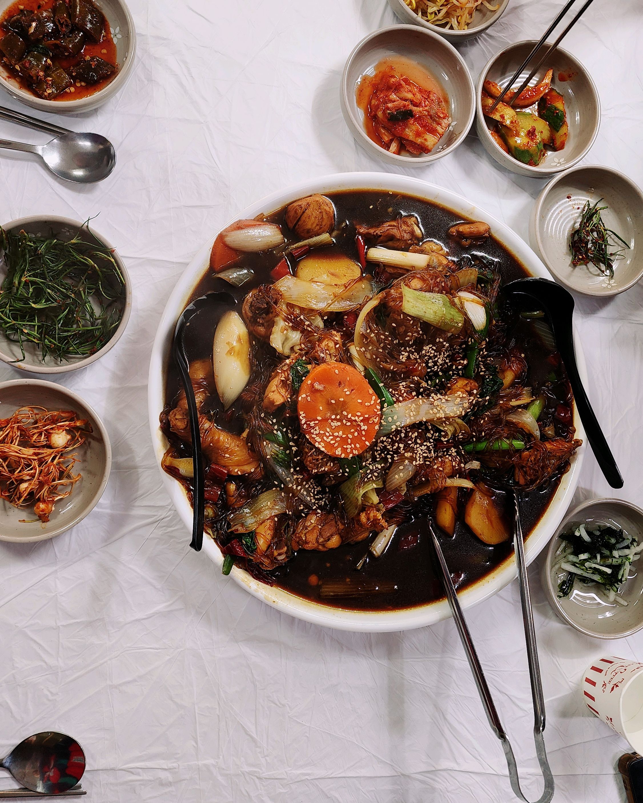 안동 찜닭 주문할 때 당면 많이 달라고 요청드렸는데 정말 많이 주셨어요. 반찬도 깔끔하고