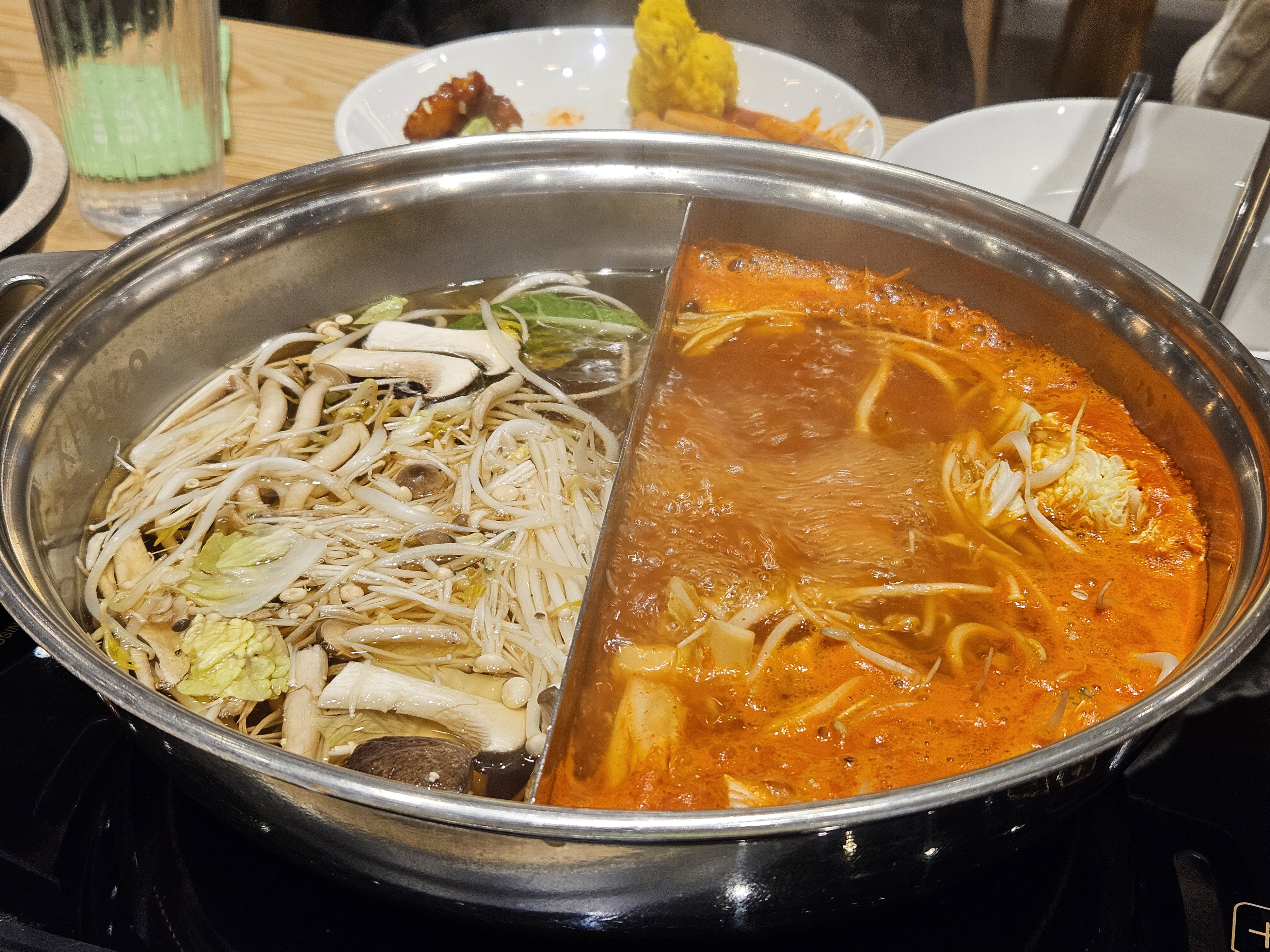 샤브샤브,월남쌈을 한꺼번에 즐길수있는데 가성비도 좋은곳이에요😆 식재료도 다 신선한것같고 직