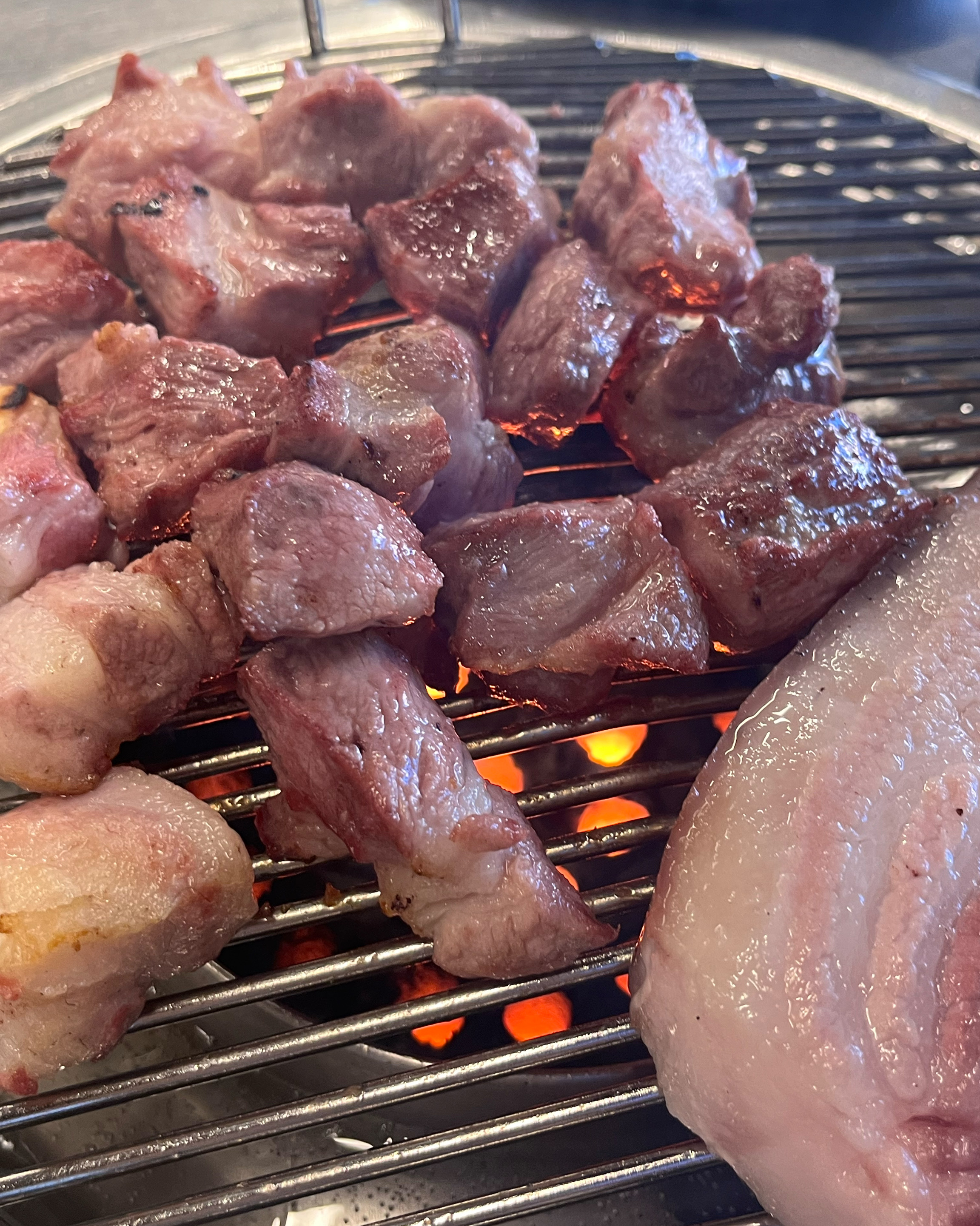 반찬도 다 너무맛있고 무엇보다 흑돼지는 두꺼워서 잘 굽기힘든데 첨부터 끝까지 구워주셔서 좋