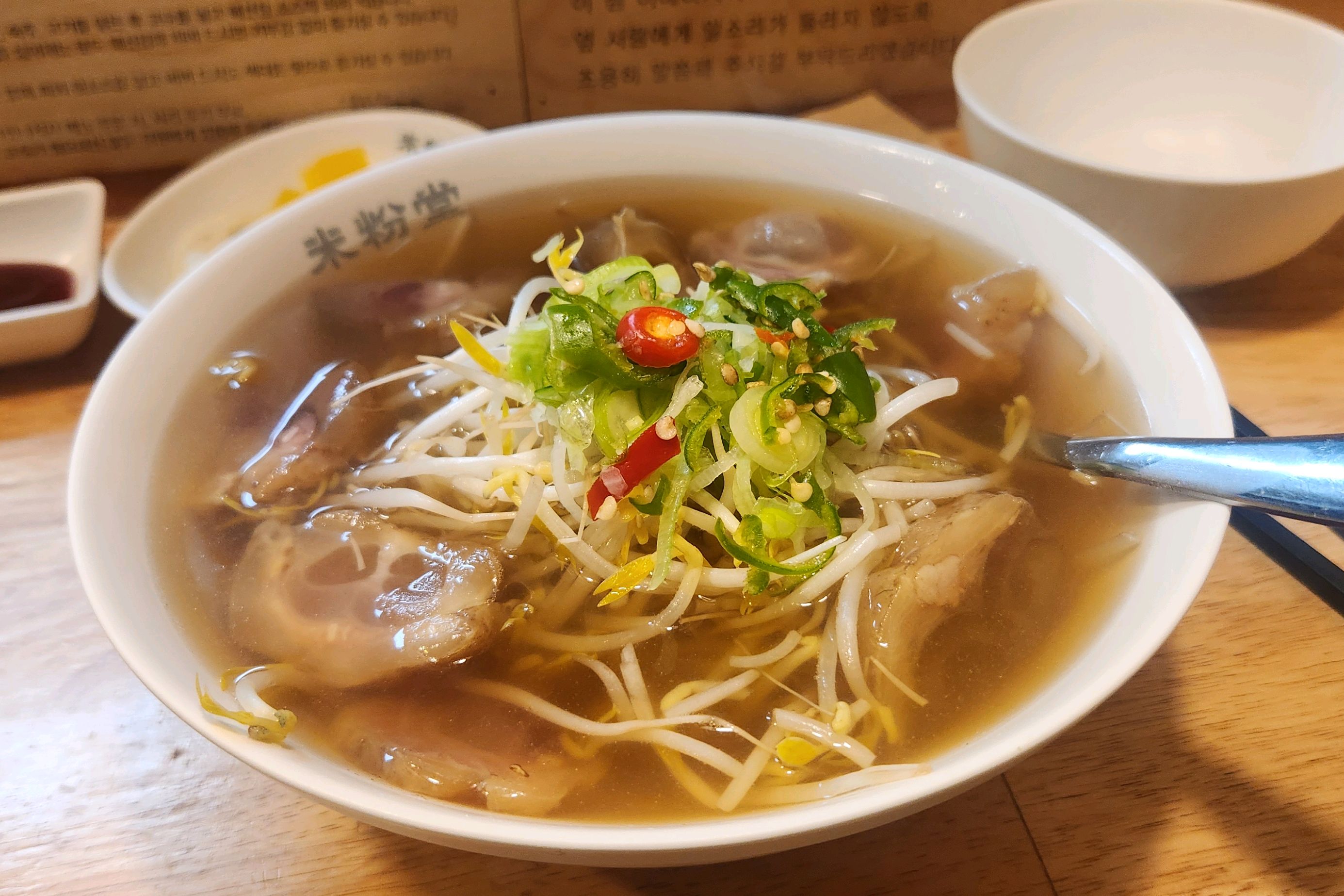 국물에 깔끔하고 힘줄먹었는데 부드럽고 쫄깃해서 맛있게 먹었습니다 양도 많고 매장이 청결하고