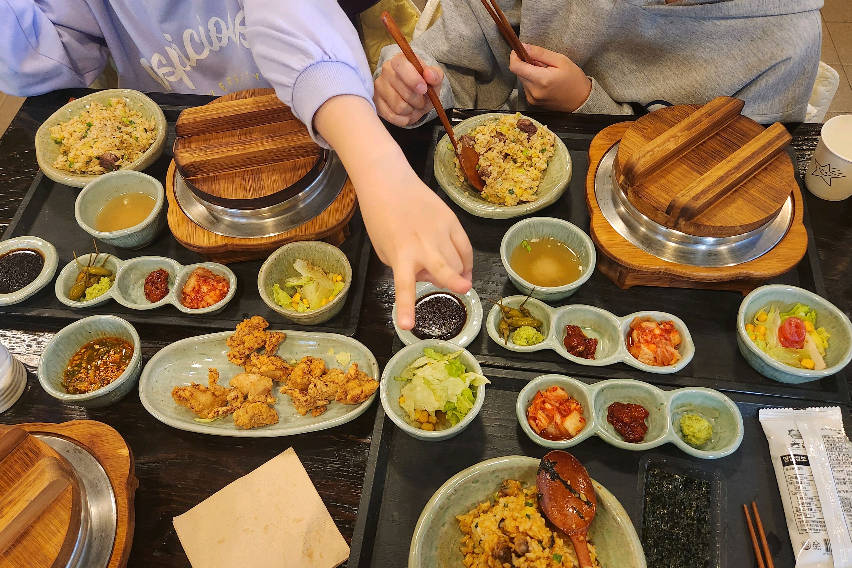 우리 아이들의 최애 메뉴인 스테이크솥밥이 맛있는 솔솥. 스테이크솥밥뿐 아니라, 도미관자,