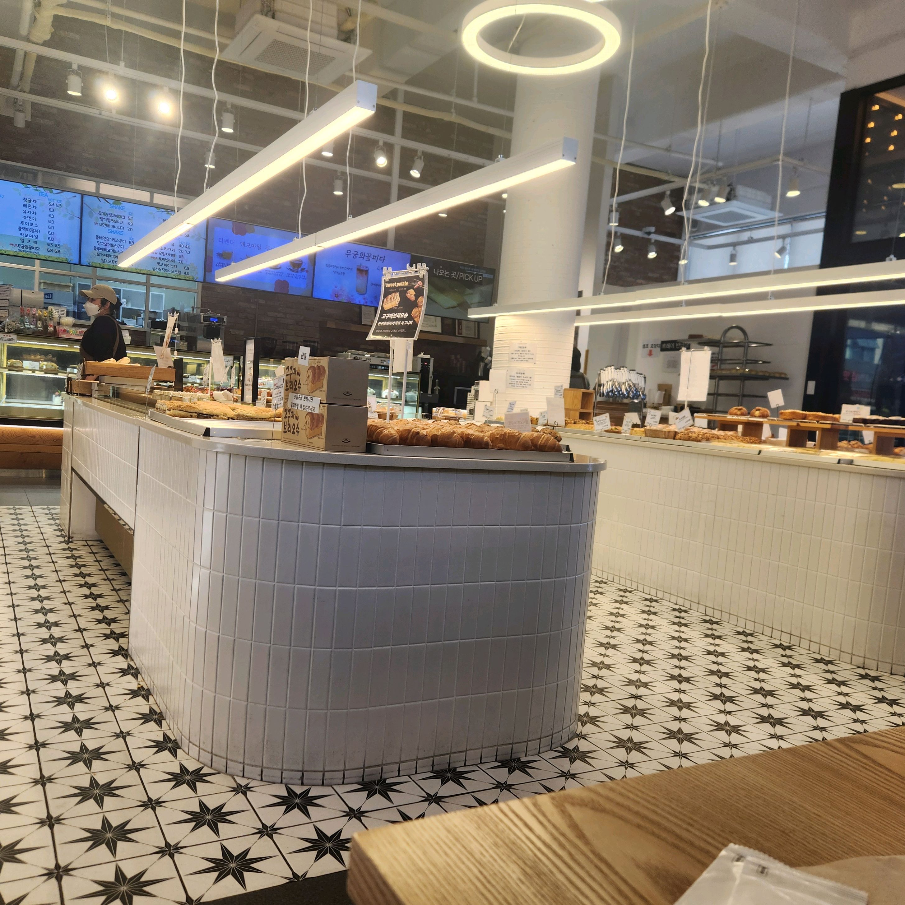 빵 종류가 많고 직원분들이 친절합니다. - 대전 맛집 연선흠베이커리카페