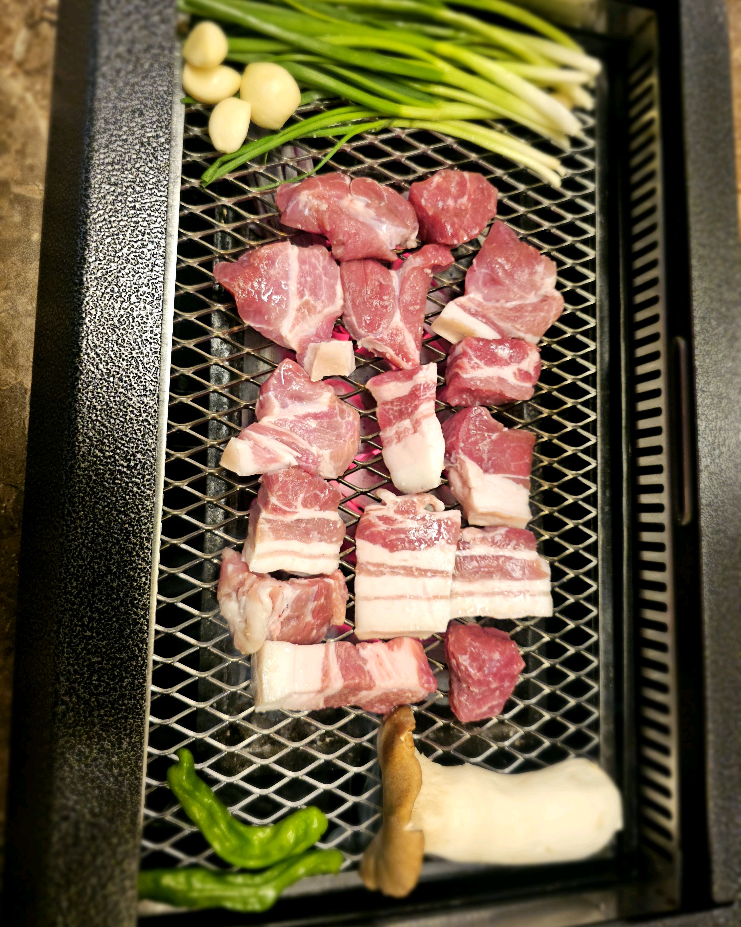 제주도 여행와서 지인추천으로 들린집인데 깔끔하고 고기도 직접 구워주시고 맛잇습니당 - 제주 맛집 포크80 제주공항점