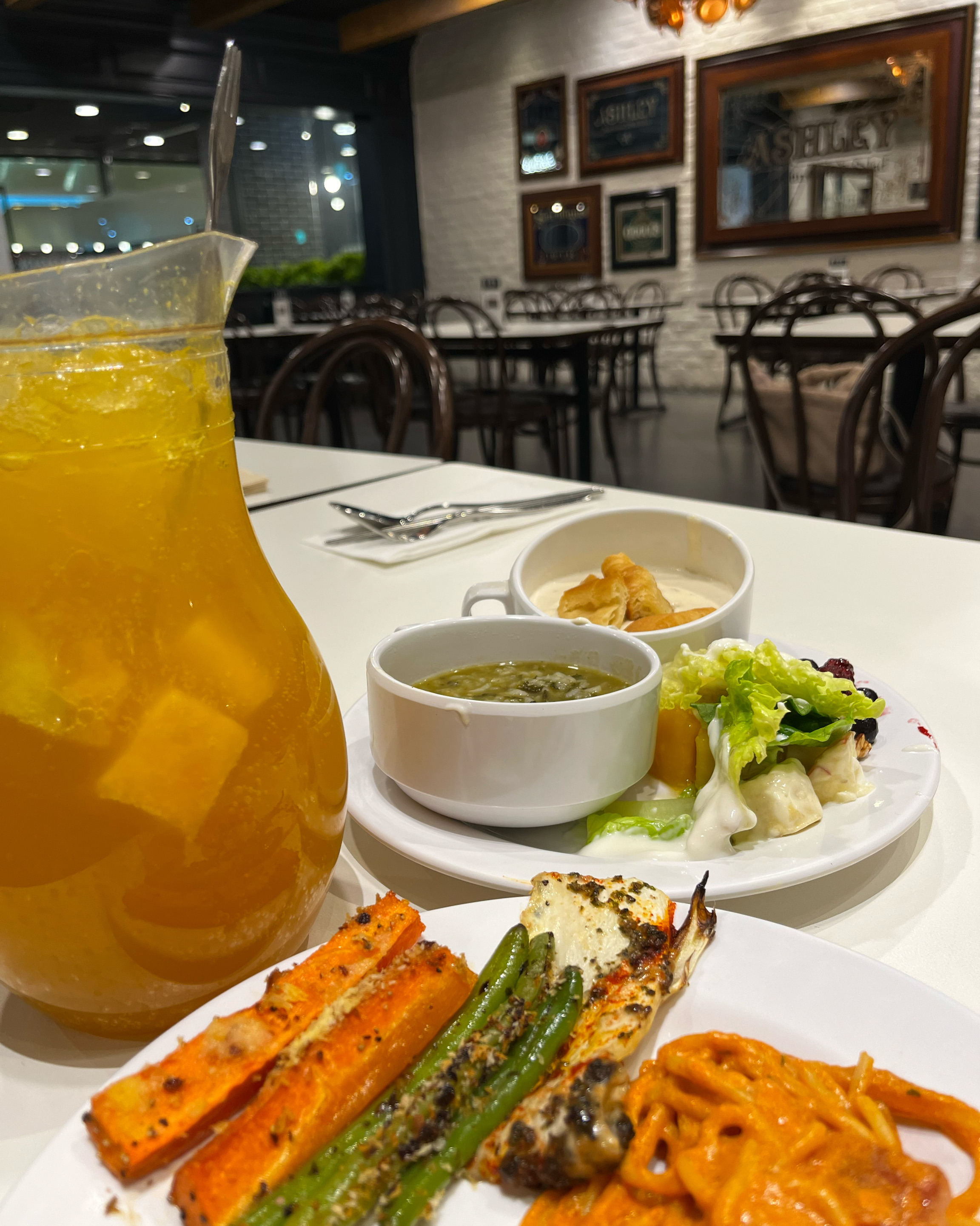 모처럼 왔는데 직원 분들도 친절하고 매장도 크고 깔끔해요 - 부산대 맛집 애슐리퀸즈 NC부산대점