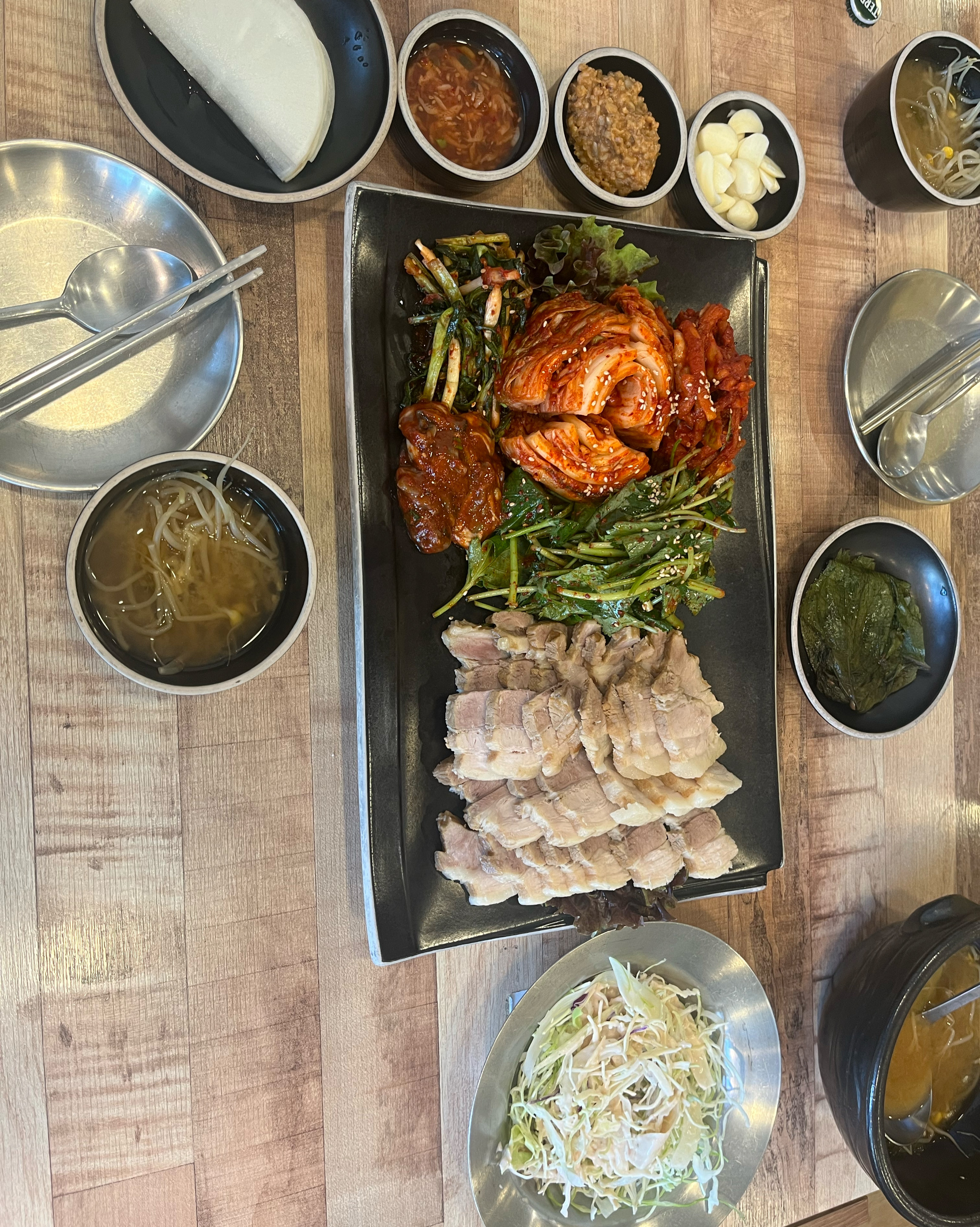권선동 맛집입니다. 반찬 맛있고 고기도 깔끔하고 잡내없이 맛있어요 특히 김치들이 너무 맛있