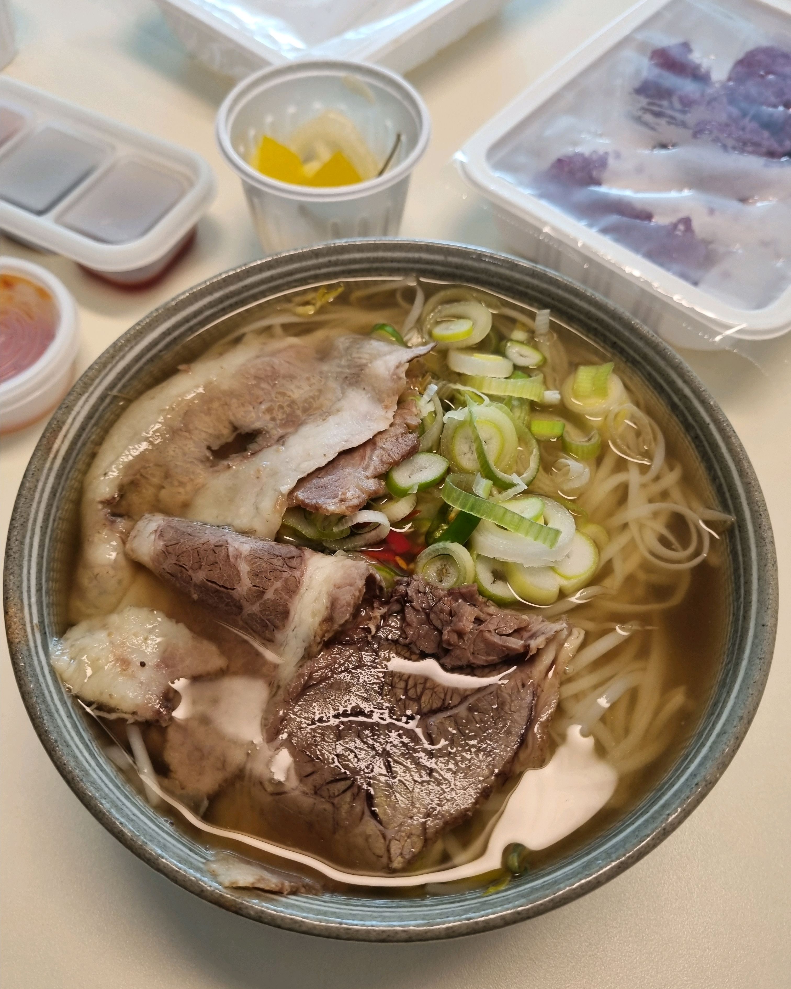 반조리라 약간 번거롭긴 한데 그래도 따뜻하고 맛있게 먹을 수 있어요 쌀국수는 미분당이 젤 