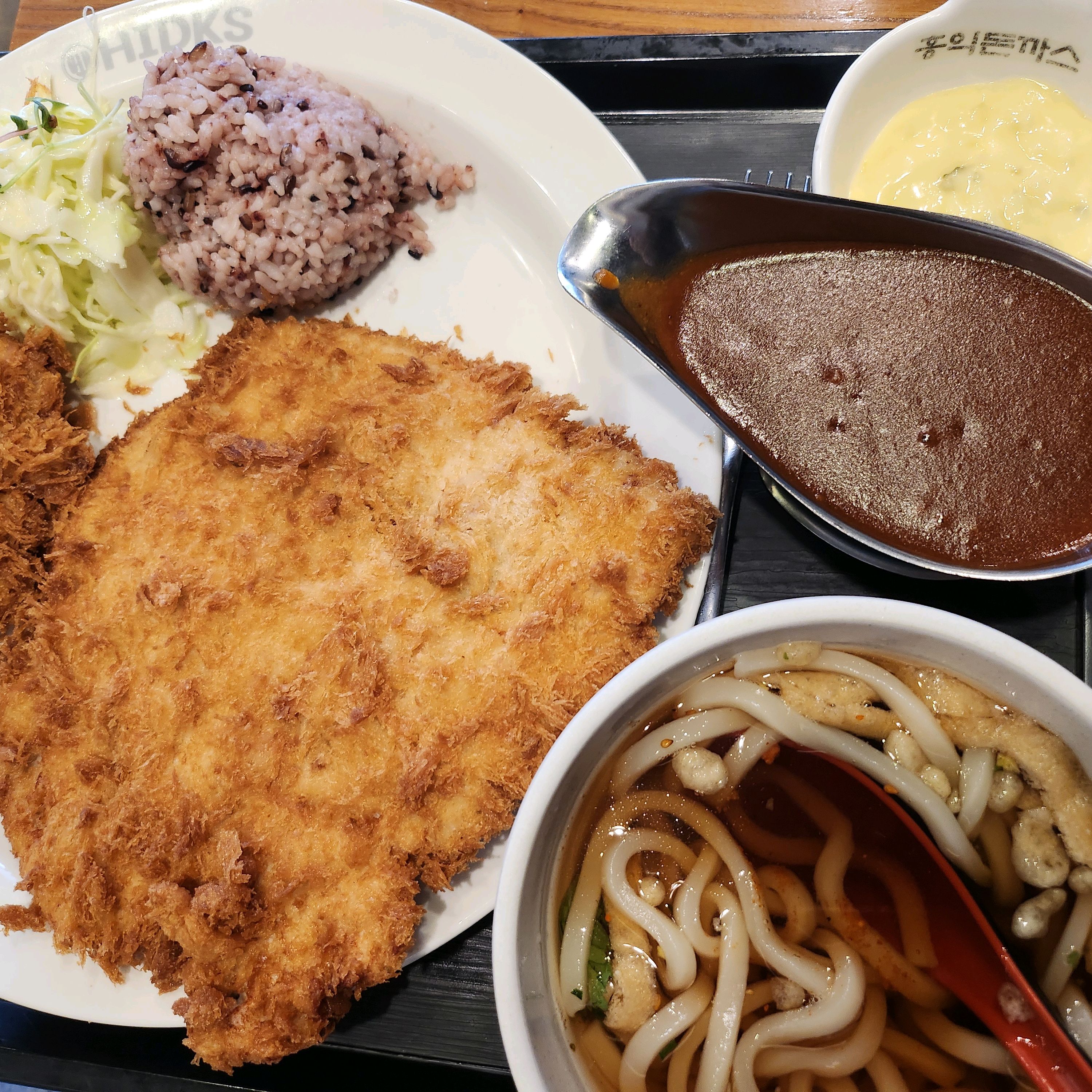 양도 많고 맛있어요. 메뉴가 다양해서 골라먹을 수 있어요. - 퇴계동 맛집 홍익돈까스 춘천점
