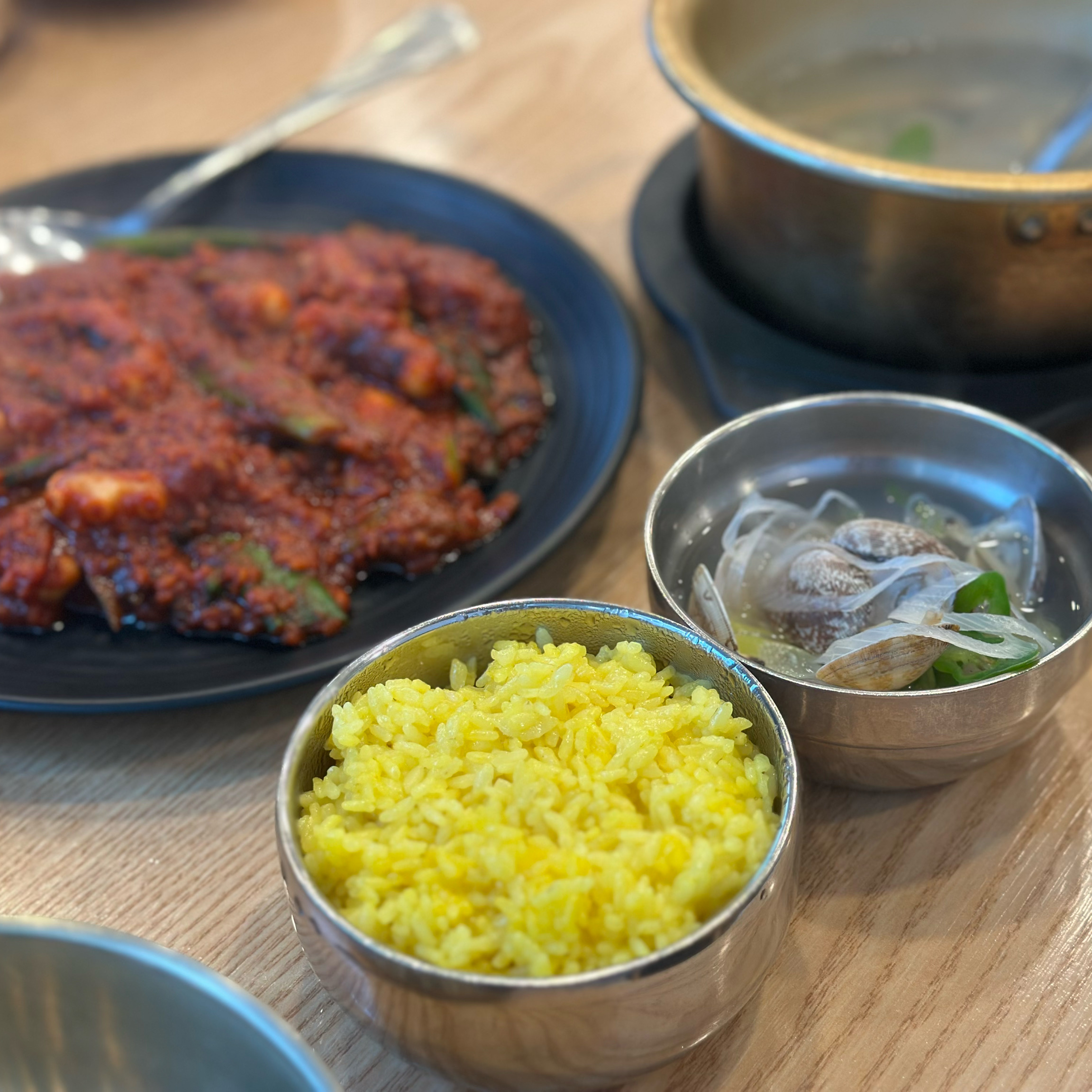 강황밥 낙지덮밥이라니~ 보기만해도 건강해지는 느낌이에요!! 낙지정식에 보쌈도 큼지막하게 나