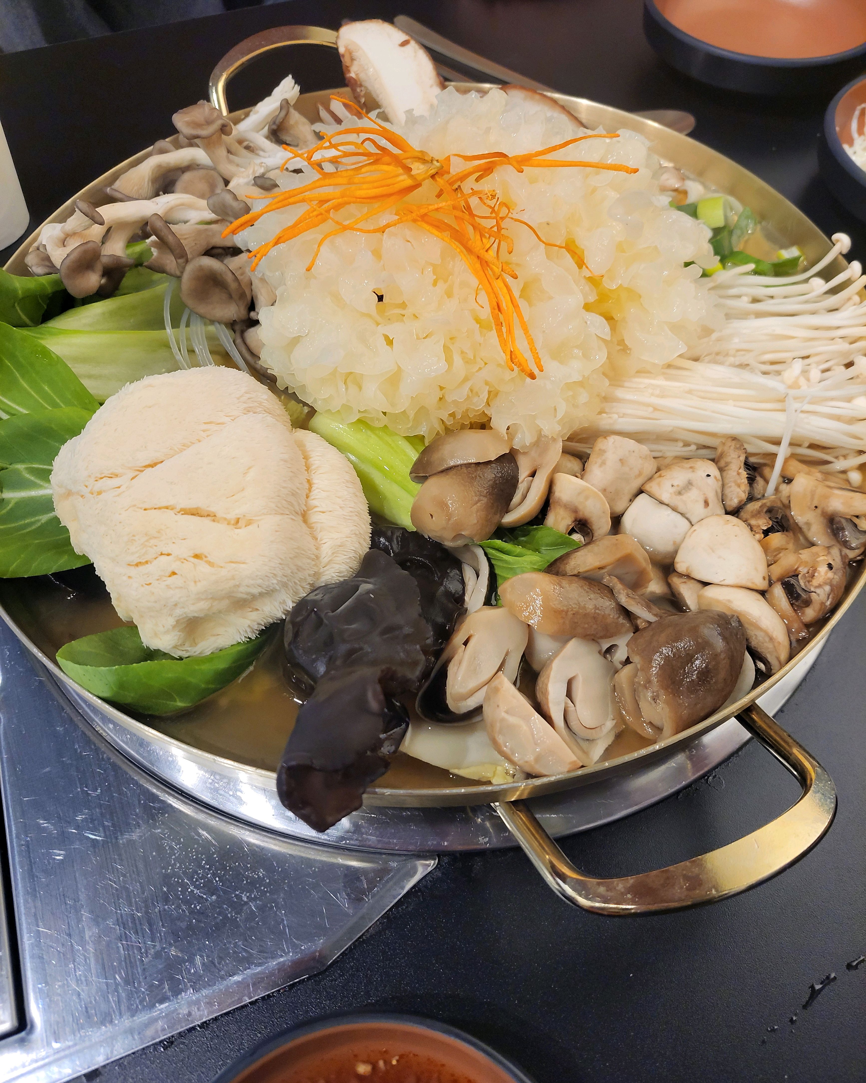 모든 테이블에 밑반찬이 미리 세팅되있어서 위생이 걱정됬어요. 음식은 맛있어요. 다만 직원이