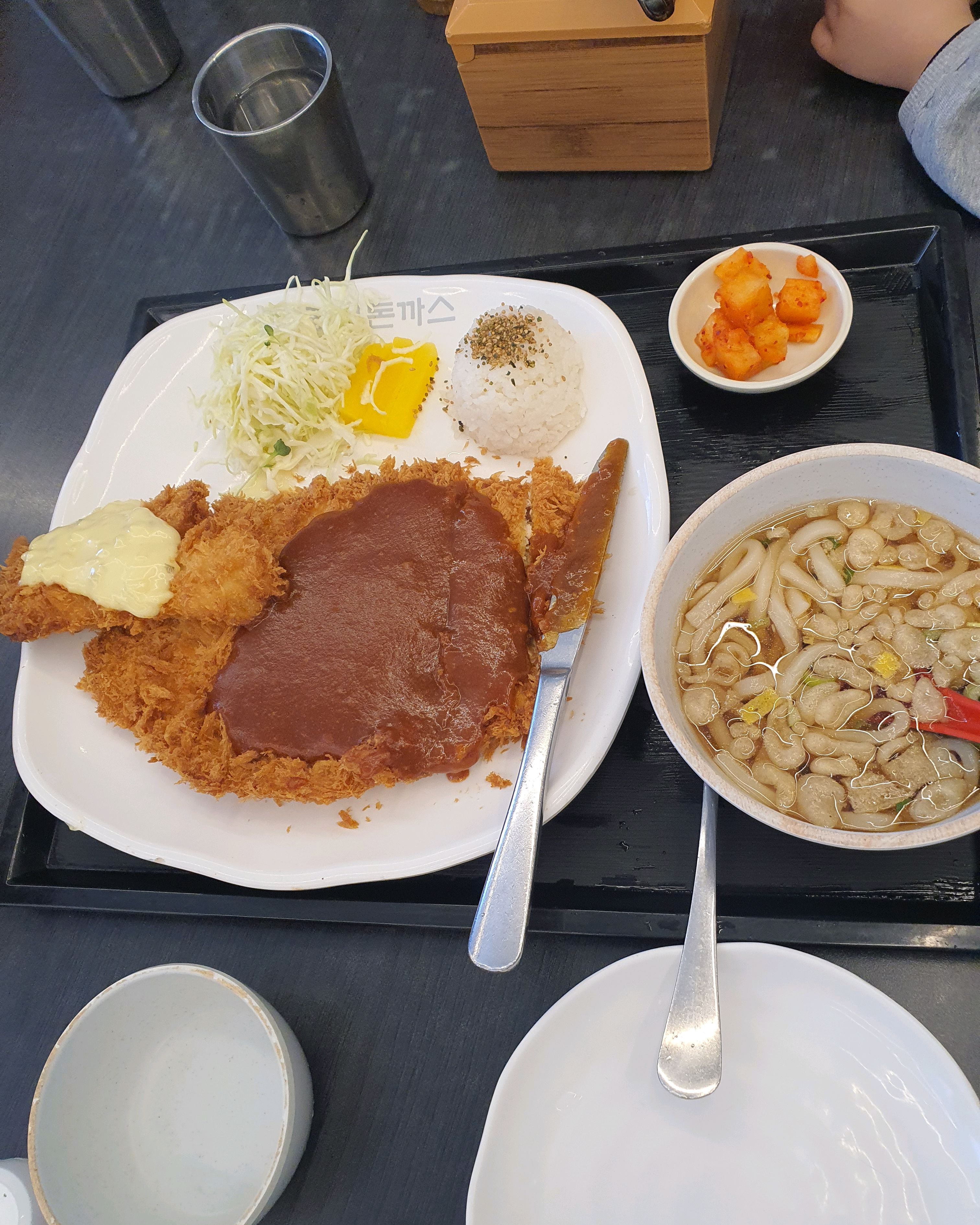 정식과 불고기볶음밥 먹었는데 다 맛있었어요. - 인천 미추홀구 맛집 홍익돈까스 인천미추홀점