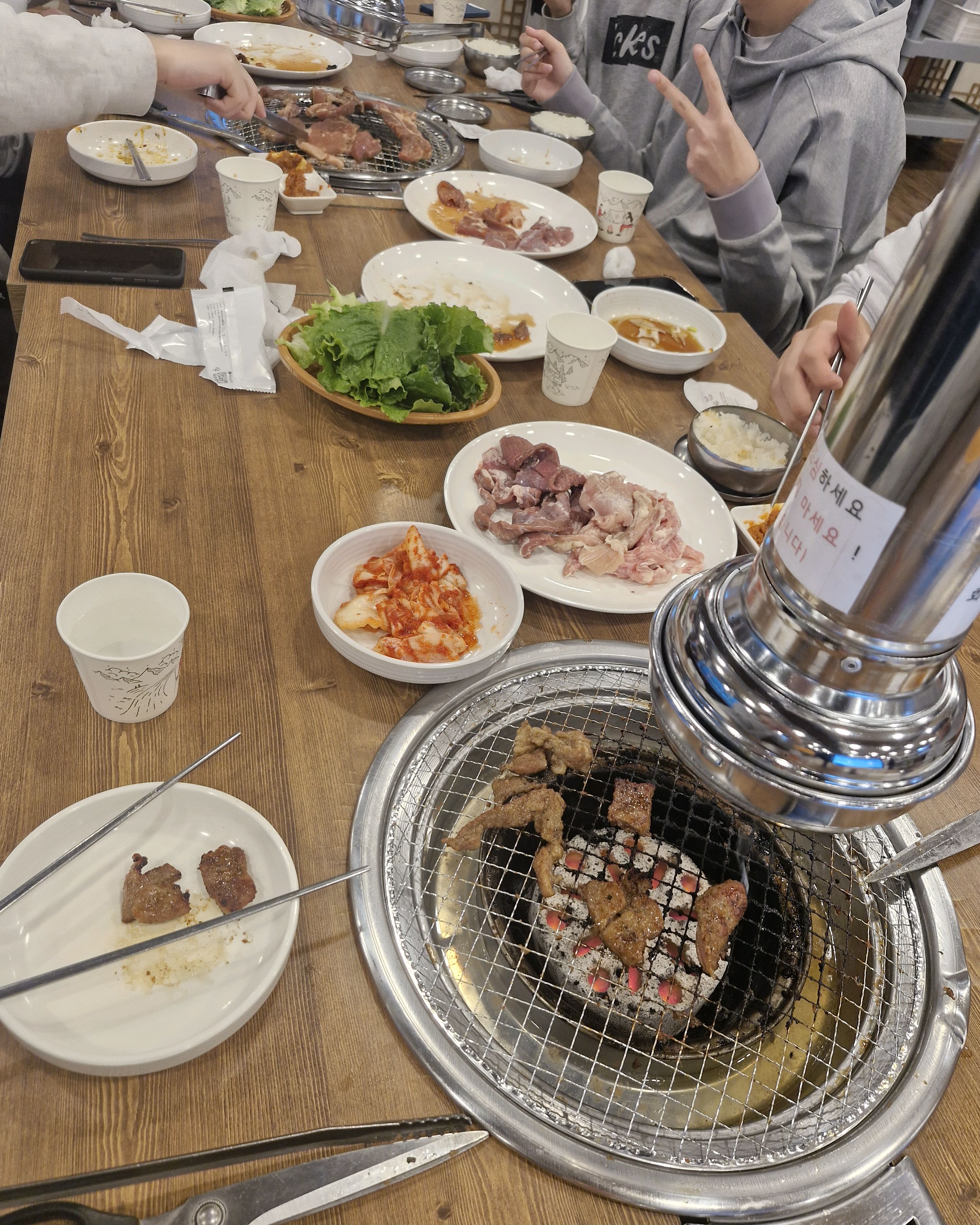 처음왔는데 고기 무한미필집인데 10900원이라는 깐 가격으로 고기를 무한으로 먹을 수 있는