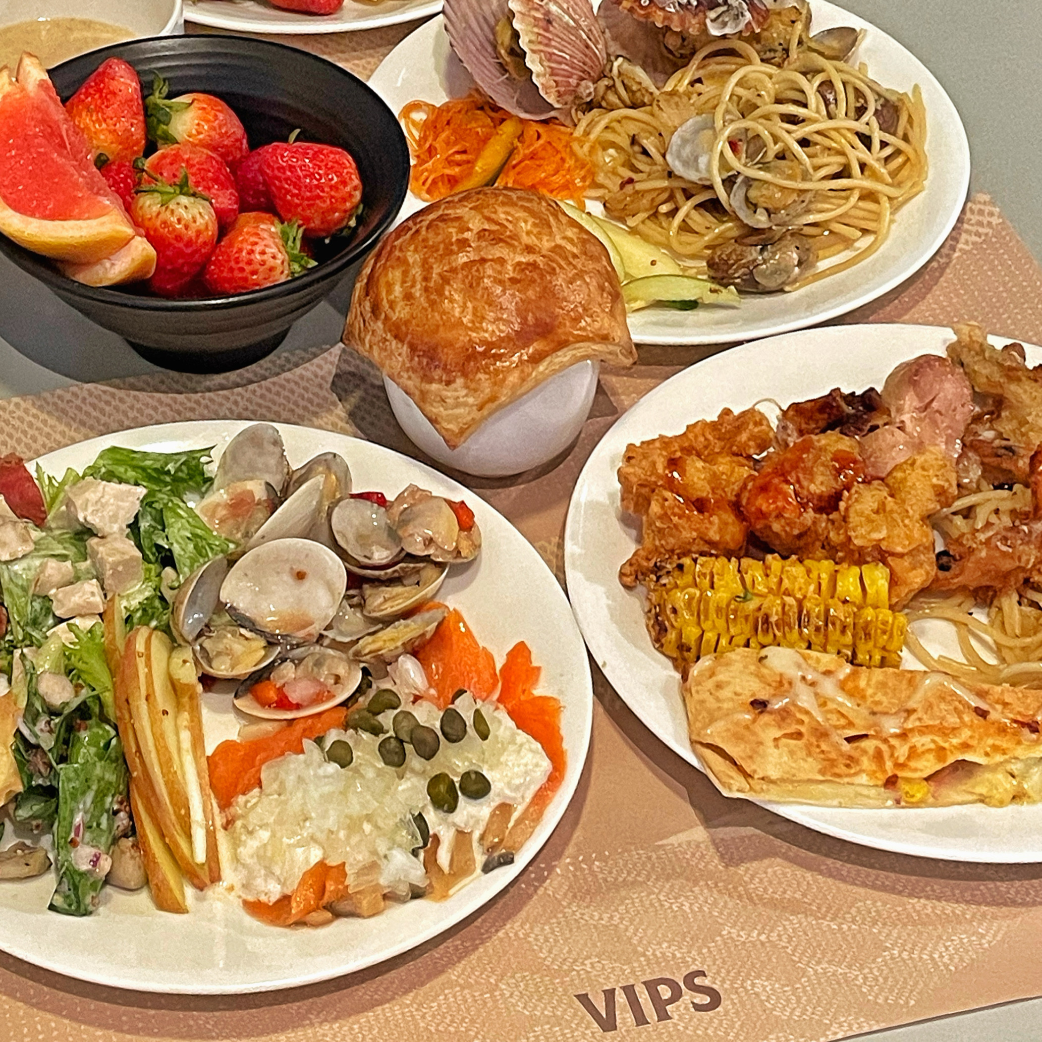 올해 마지막 딸기 잘 먹었네요. 단맛이 좀 빠져서 아쉬웠던 딸기. 다음날 시즌 메뉴가 바뀌