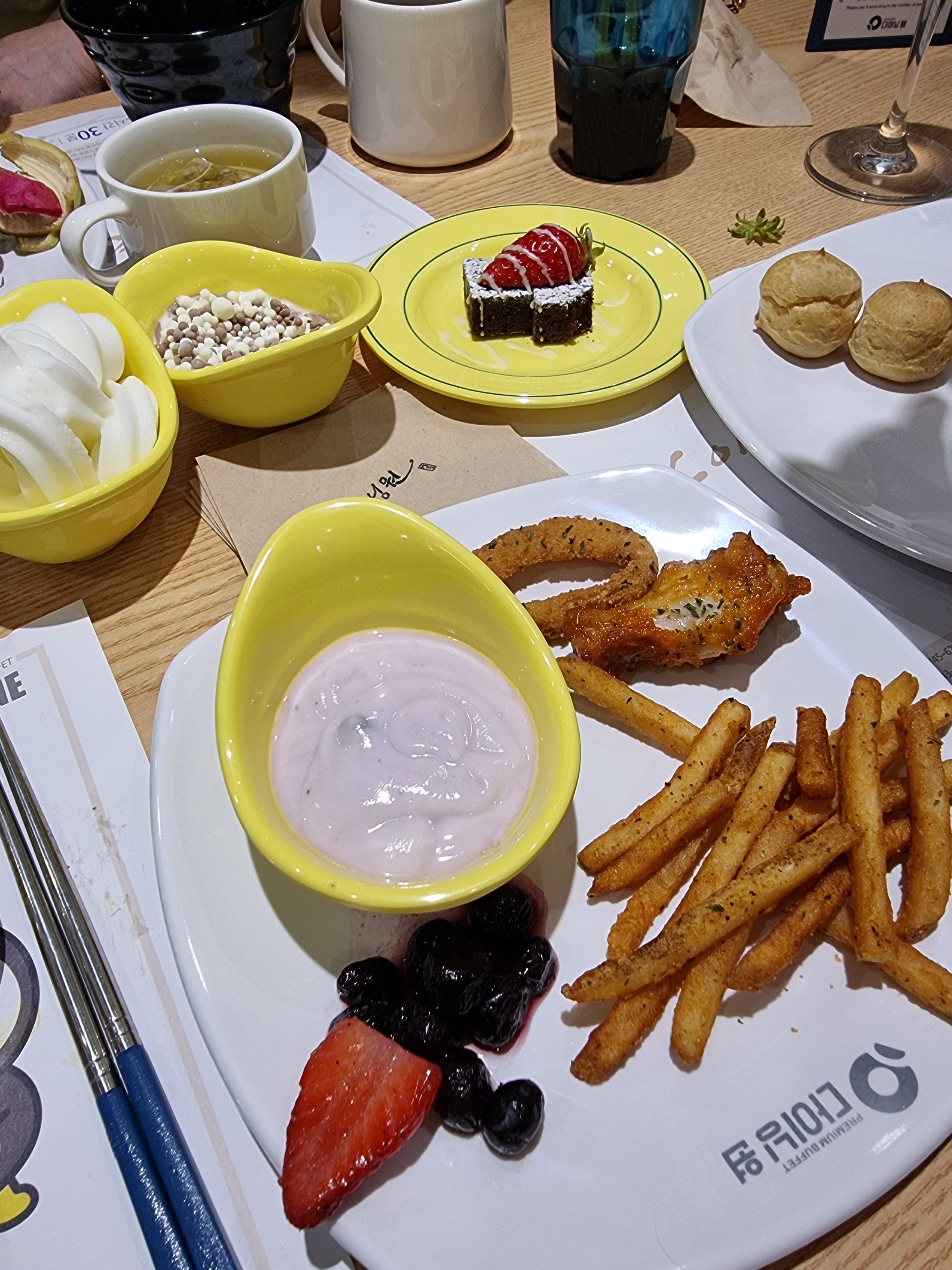 한 상 거하게 먹고 마지막 입가심입니다. 추가하면 맥주랑 와인도 무제한으로 마실 수 있어서