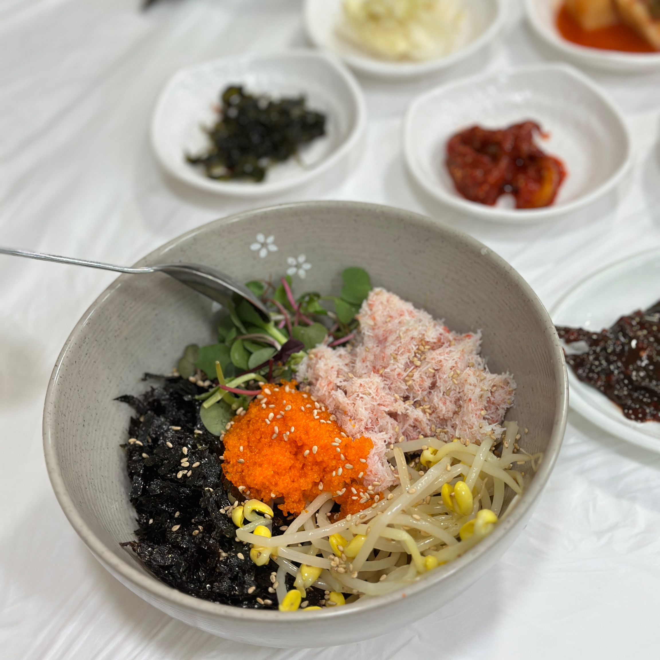 아바이마을 갔다가 들렀어요! 오징어순대와 회냉면 먹으러 갔는데 아이가 있어서 홍게살비빔밥도