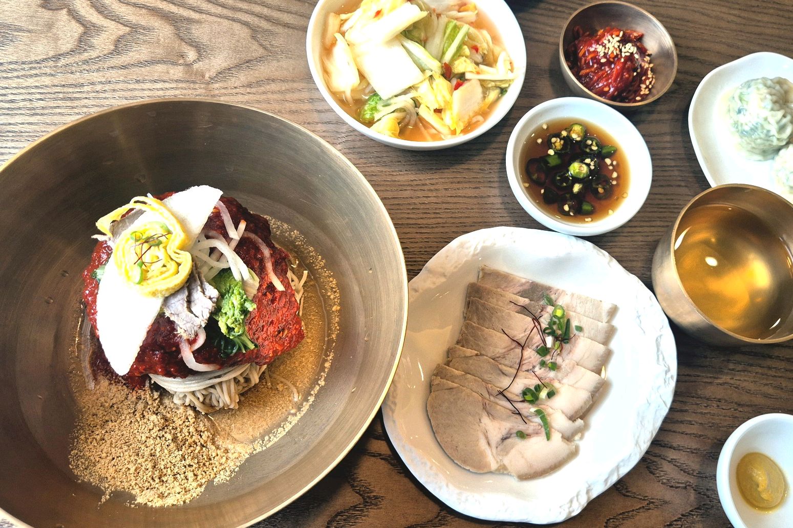 새롭게 오픈한 신세계백화점 본점 14층 식당가에 서관면옥이 생겼어요! 냉면집 뷰에 명동 뷰