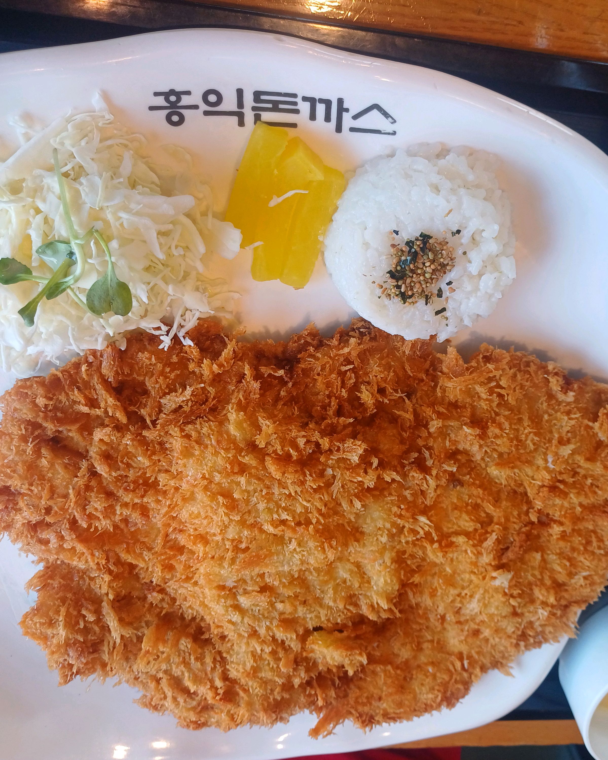 홍익돈까스는 소문대로 진짜 크고 , 얇고 바삭한 겉바속촉이었다. 압도적인 양으로 가성비 쵝
