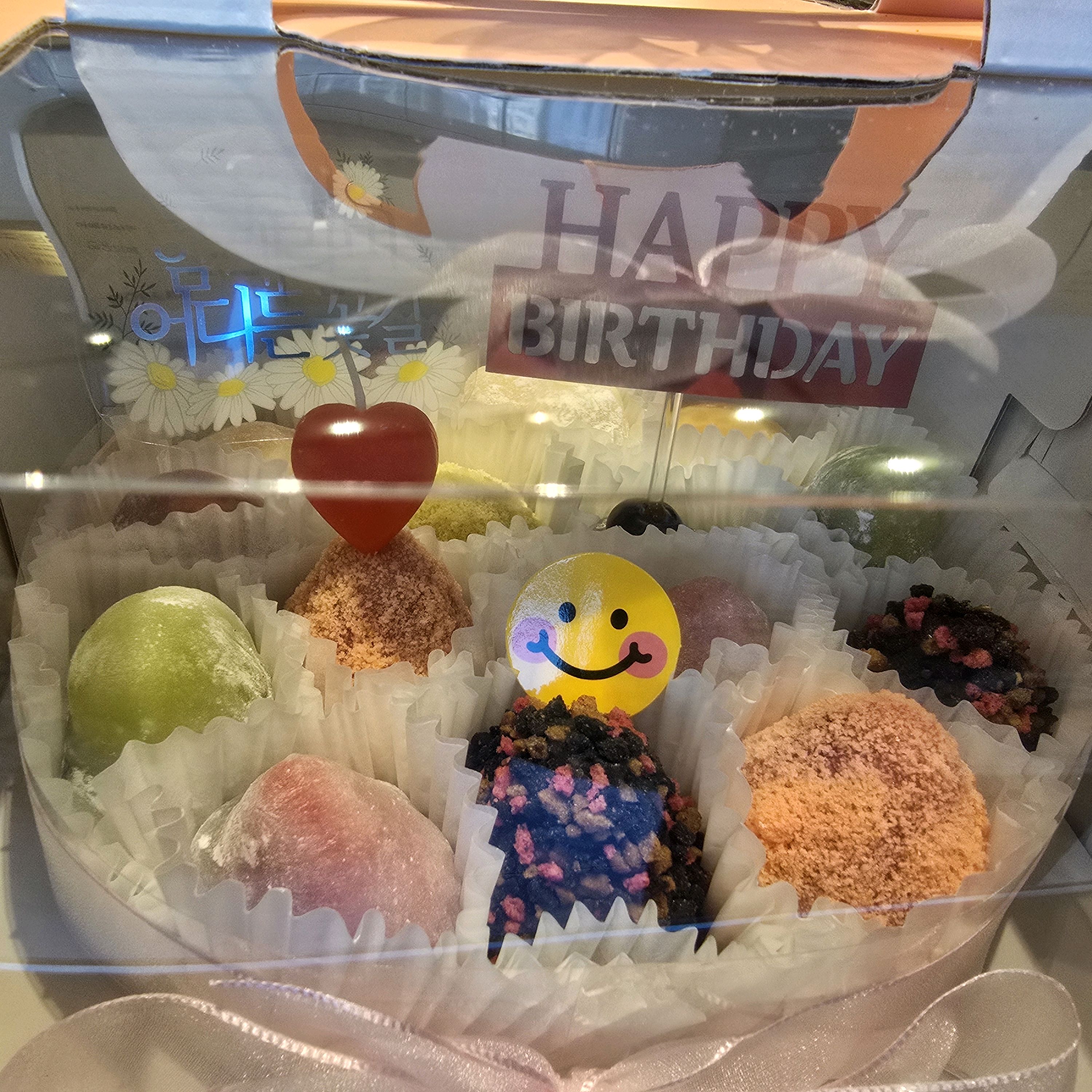 모찌의하루~~ 친한언니가생일로 사준케익모찌~~~ 너무너무이뻐요^^  맛도달달허니 ~ 넘 이