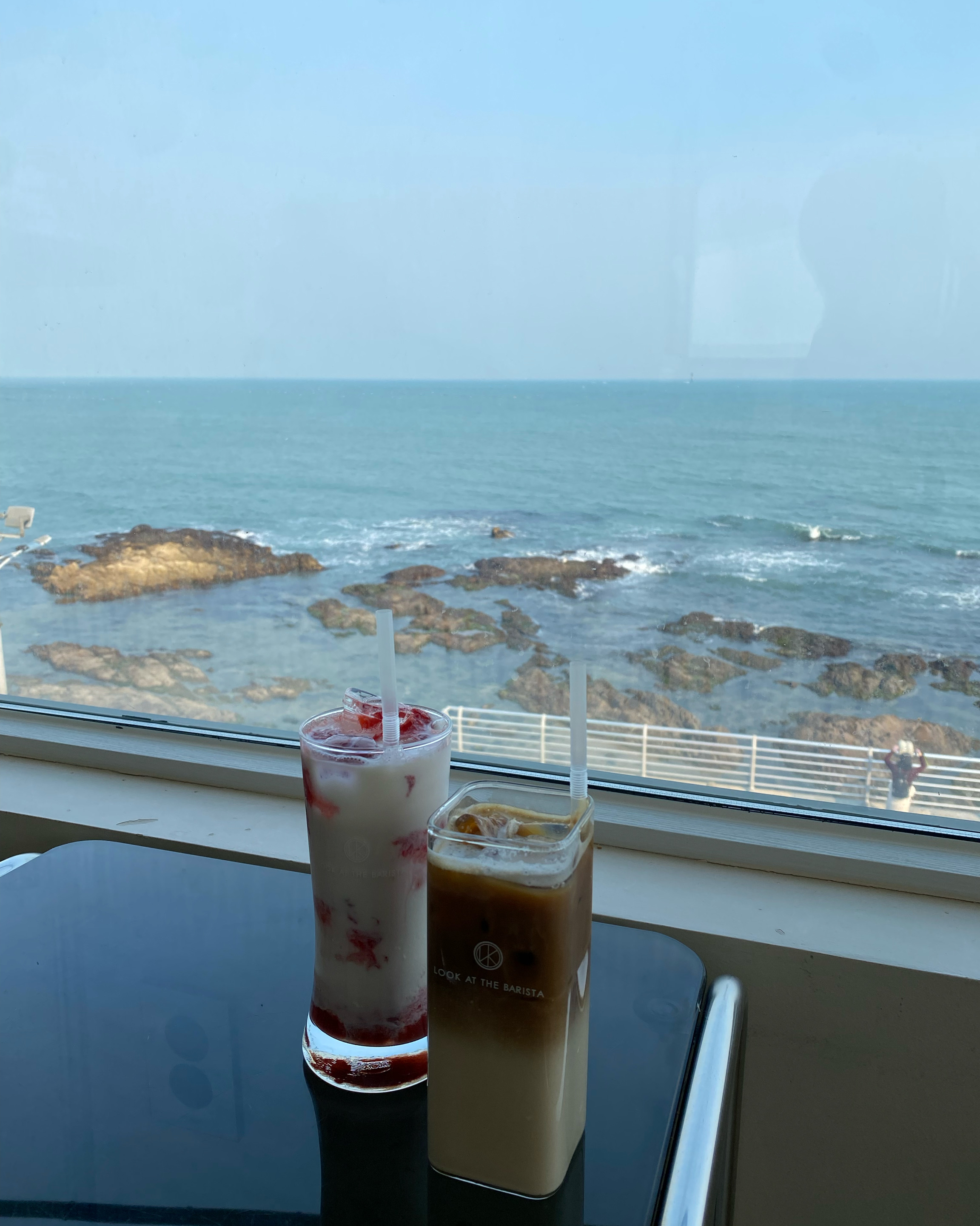 송정 해안가 돌아다니다가 건물 외관도 너무 이쁘고 경치도 좋은 룩앳더바리스타에 바로 이끌려