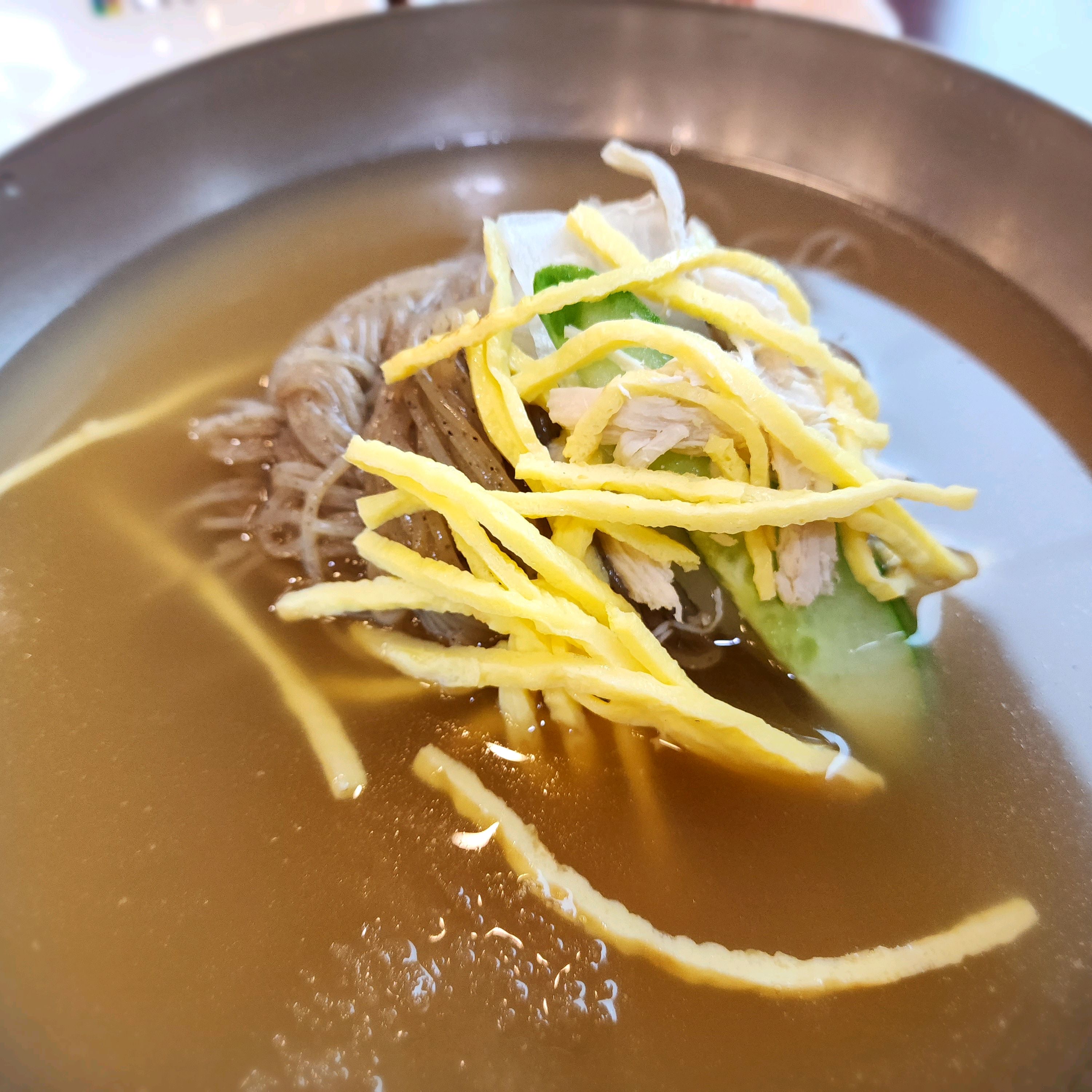닭과 동치미가 조화를 이룬 물냉면 맛있어요. 메밀면이라 가위도 필요 없어요. 시간 지나면 