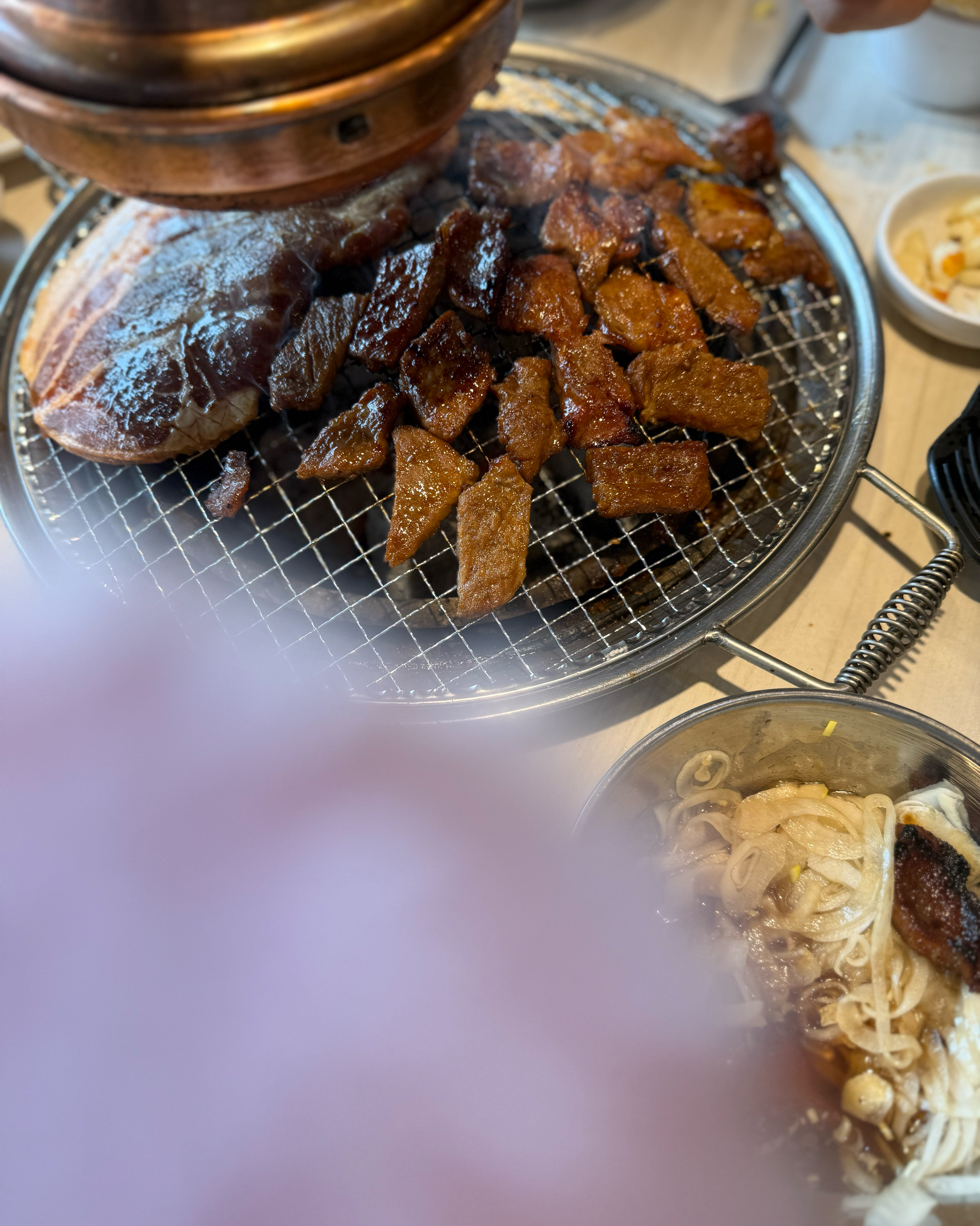 동네라 자주오는데 사장님이 바뀌고 더 좋아졌네요 고기두 맛나고 여러가지 먹을게 많아서 가